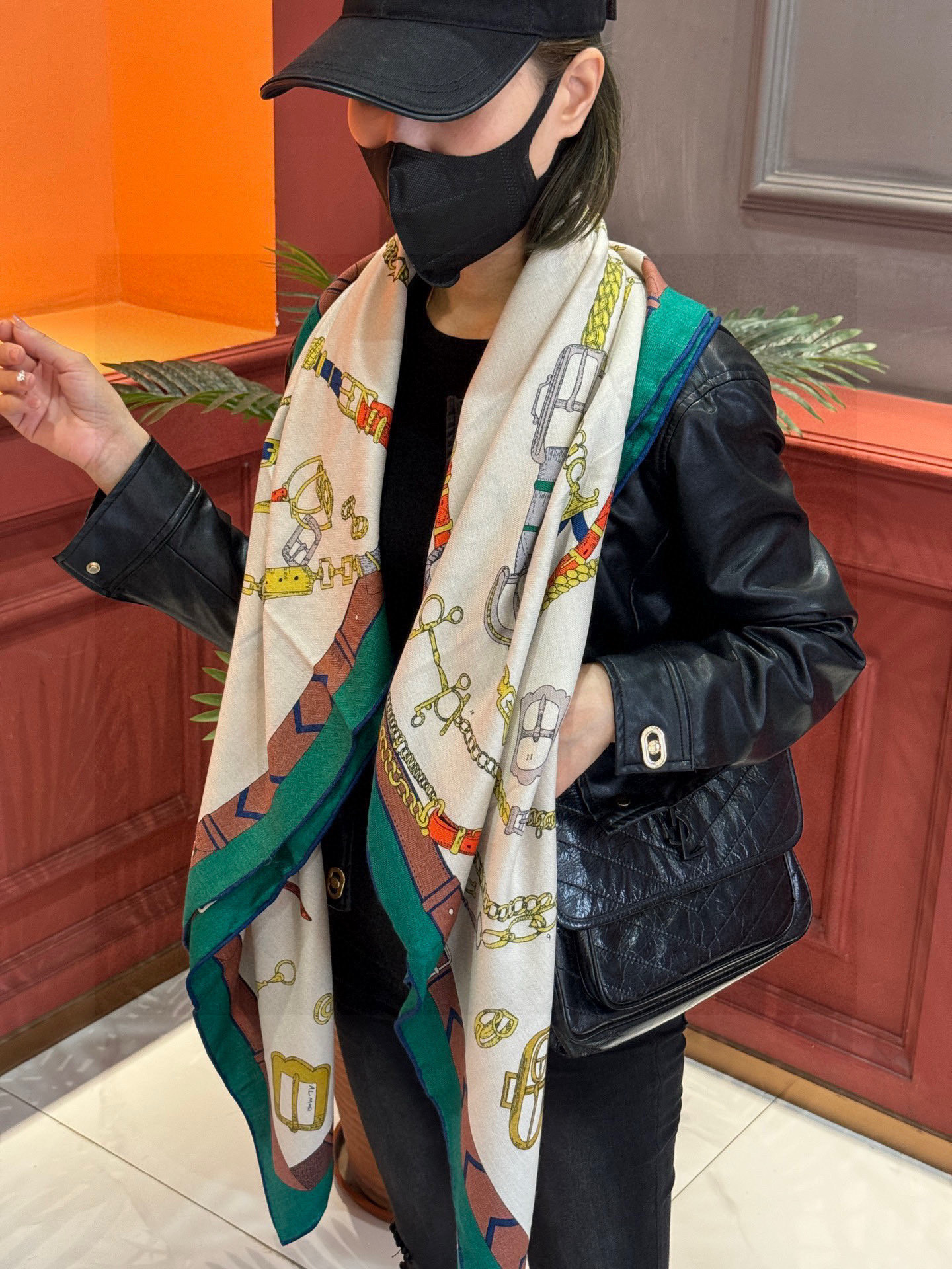 羊绒新款🆕👏👏买了都说好看‼️推荐💕爱马仕双面同色羊绒方巾【跃动的马儿双面同色140】，顶级工艺超值‼️