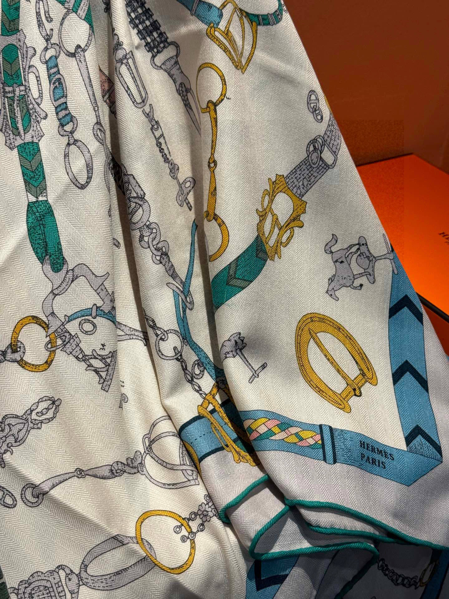 羊绒新款🆕👏👏买了都说好看‼️推荐💕爱马仕双面同色羊绒方巾【跃动的马儿双面同色140】，顶级工艺超值‼️