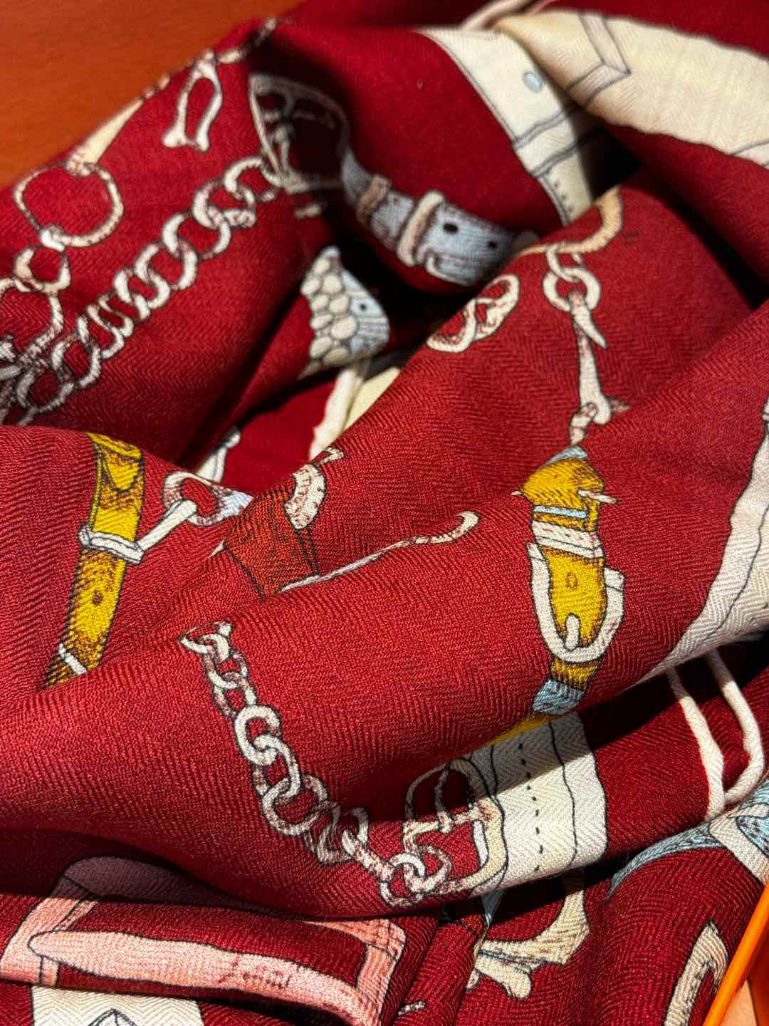 羊绒新款🆕👏👏买了都说好看‼️推荐💕爱马仕双面同色羊绒方巾【跃动的马儿双面同色140】，顶级工艺超值‼️