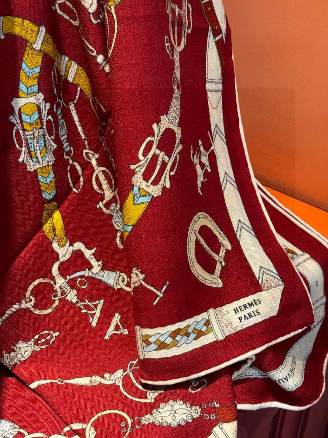 羊绒新款🆕👏👏买了都说好看‼️推荐💕爱马仕双面同色羊绒方巾【跃动的马儿双面同色140】，顶级工艺超值‼️