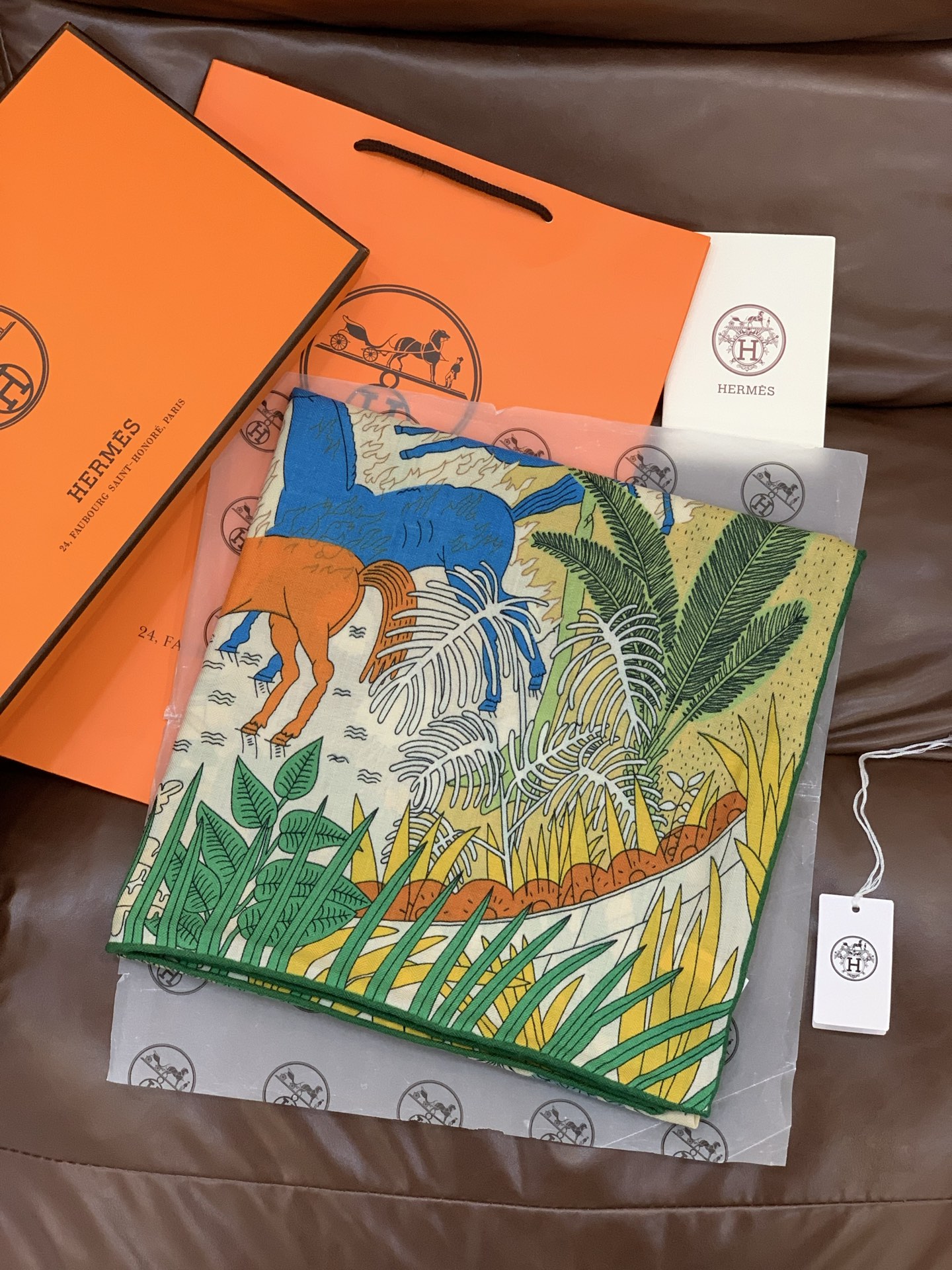 爱马仕～秋冬搭配利器❗️顶级双面同色真丝羊绒披肩！！1条等于2条】点睛精彩，图案和配色都超级喜欢，又一款