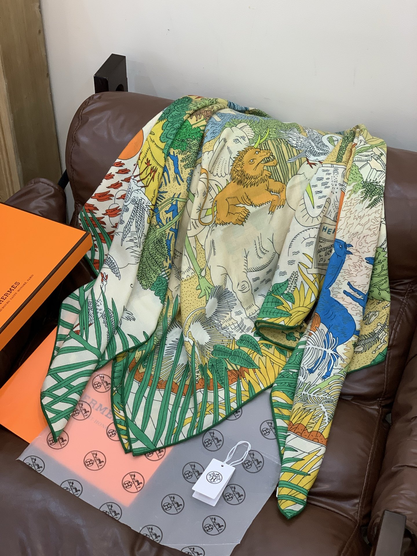 爱马仕～秋冬搭配利器❗️顶级双面同色真丝羊绒披肩！！1条等于2条】点睛精彩，图案和配色都超级喜欢，又一款