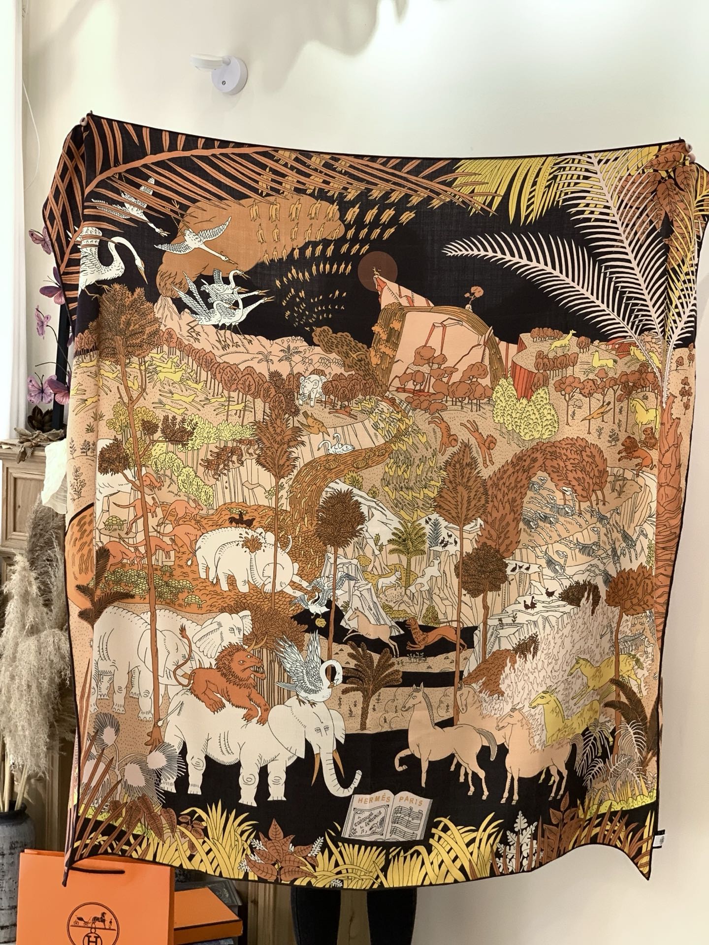 爱马仕～秋冬搭配利器❗️顶级双面同色真丝羊绒披肩！！1条等于2条】点睛精彩，图案和配色都超级喜欢，又一款