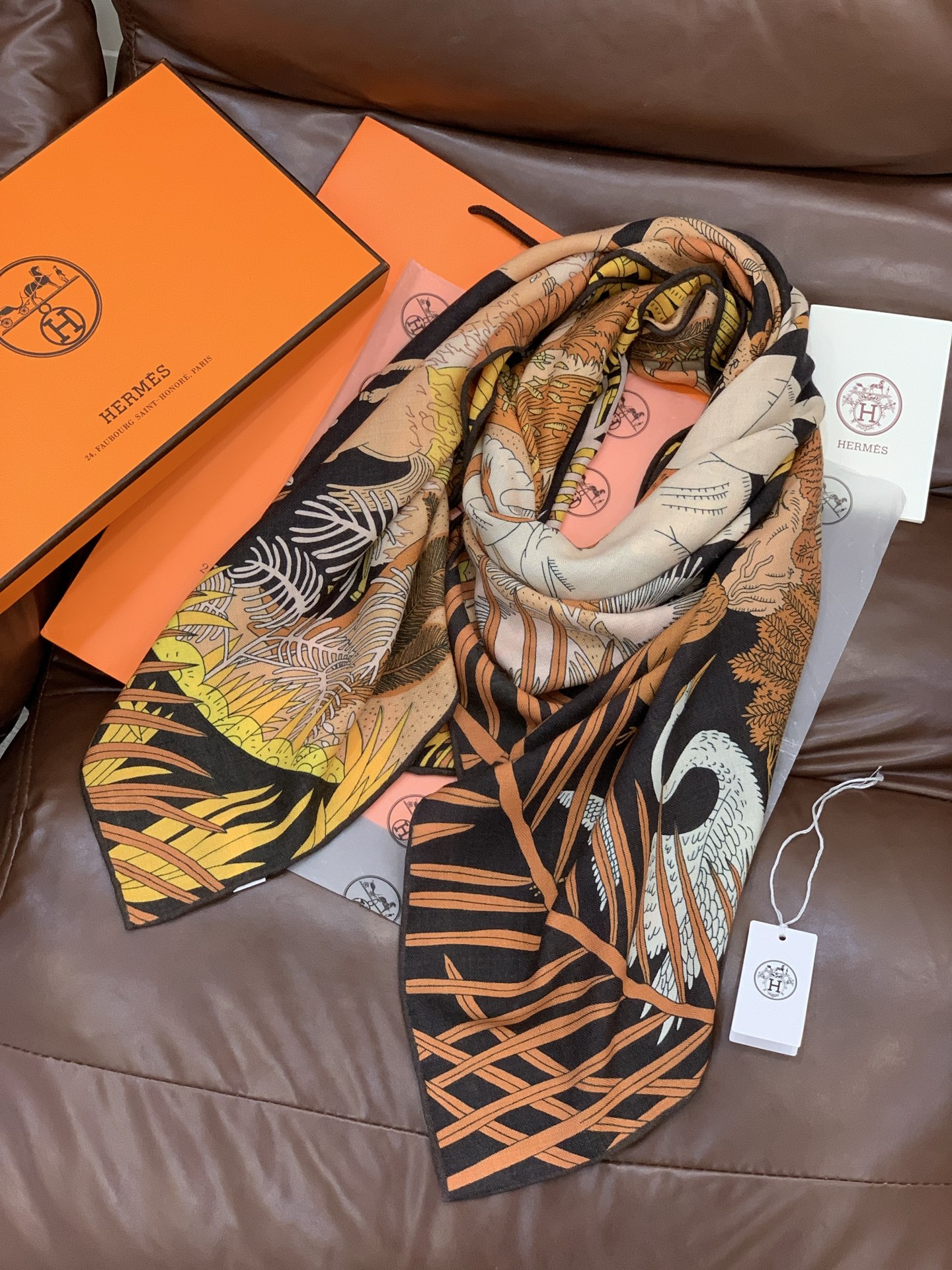 爱马仕～秋冬搭配利器❗️顶级双面同色真丝羊绒披肩！！1条等于2条】点睛精彩，图案和配色都超级喜欢，又一款