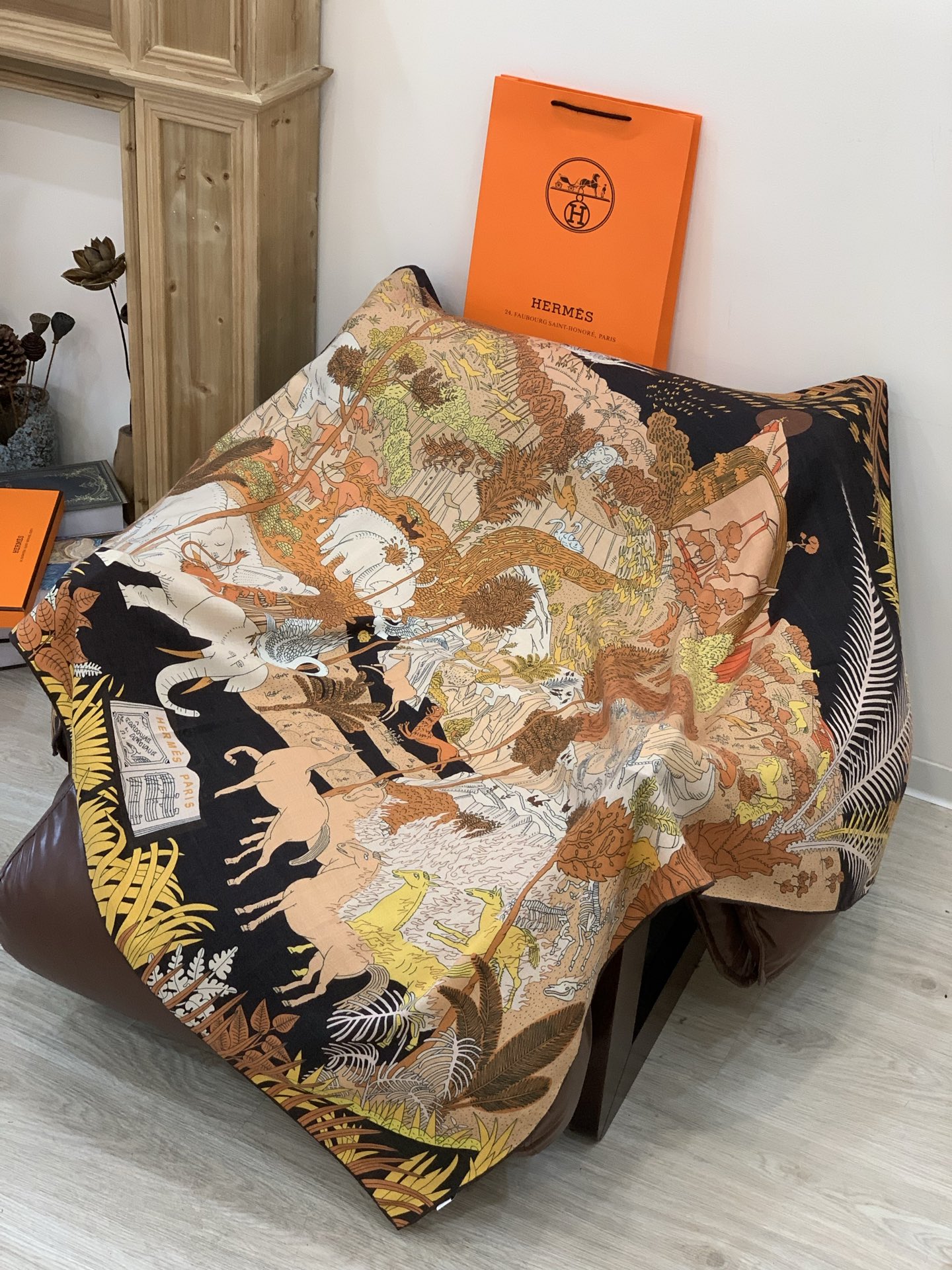 爱马仕～秋冬搭配利器❗️顶级双面同色真丝羊绒披肩！！1条等于2条】点睛精彩，图案和配色都超级喜欢，又一款