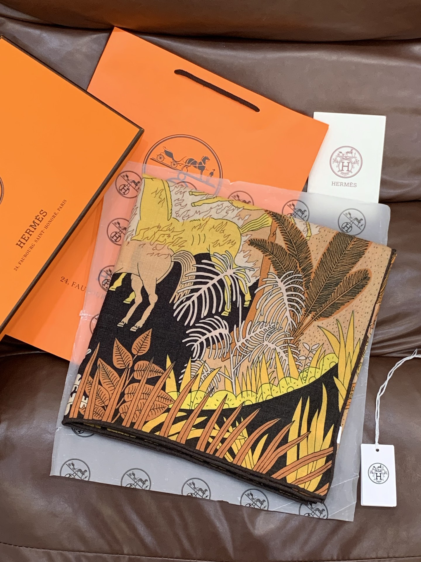 爱马仕～秋冬搭配利器❗️顶级双面同色真丝羊绒披肩！！1条等于2条】点睛精彩，图案和配色都超级喜欢，又一款