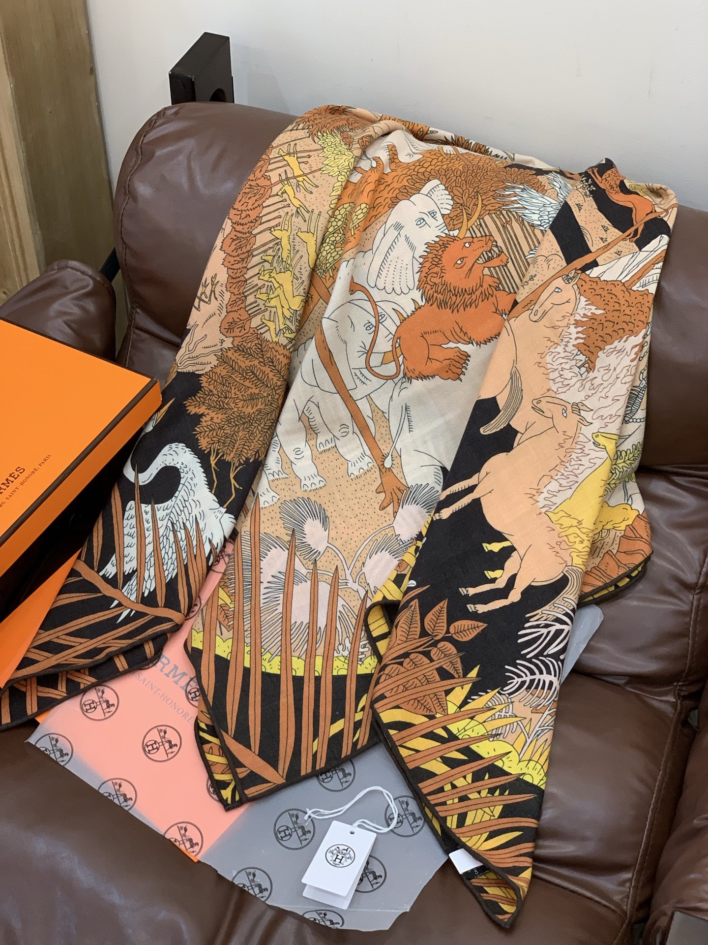 爱马仕～秋冬搭配利器❗️顶级双面同色真丝羊绒披肩！！1条等于2条】点睛精彩，图案和配色都超级喜欢，又一款