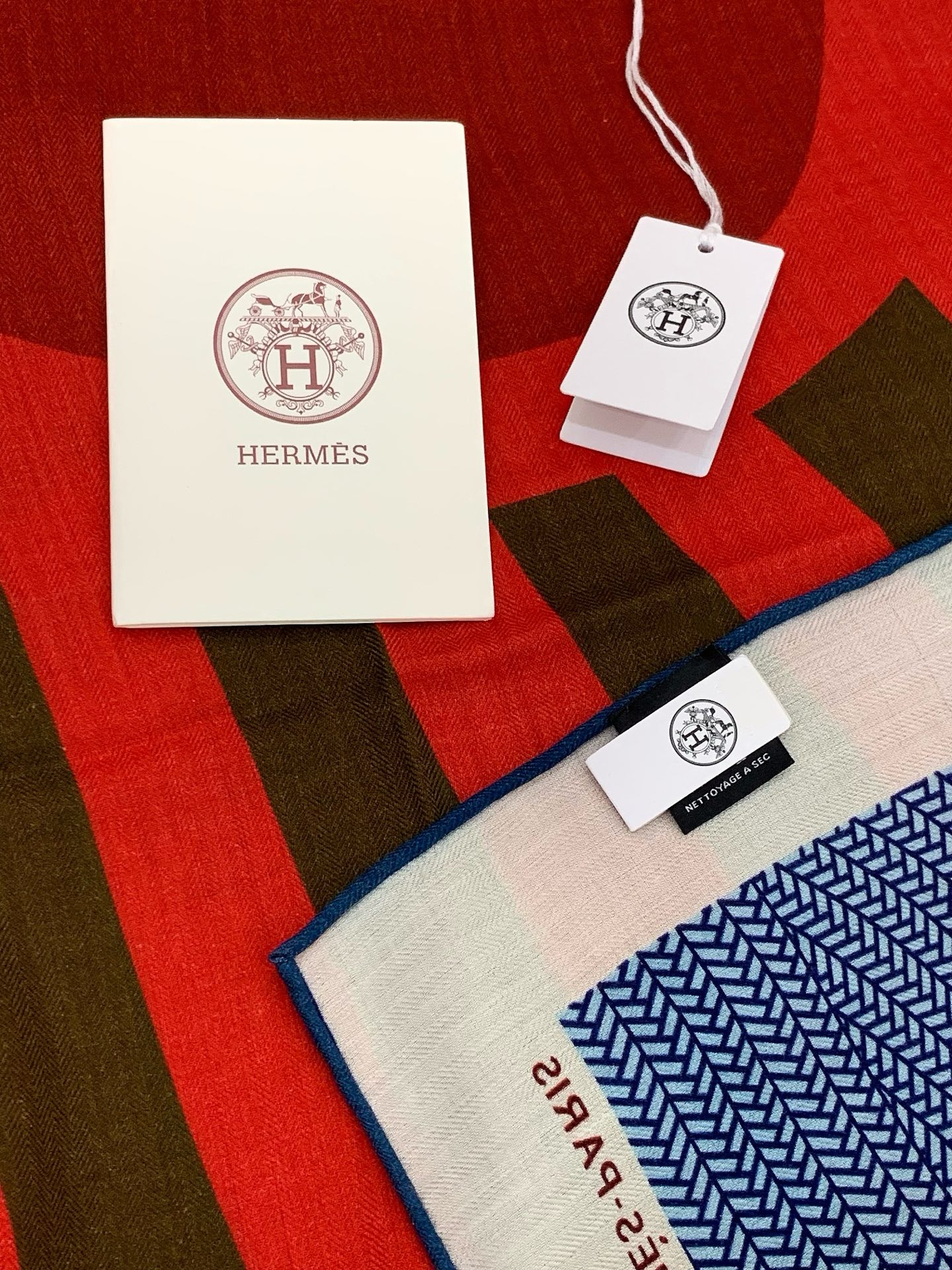 新款爱马仕小马跳跃，140*140cm，双面同色印花，高端的重磅丝羊绒面料，正反两面效果一样，70%羊绒