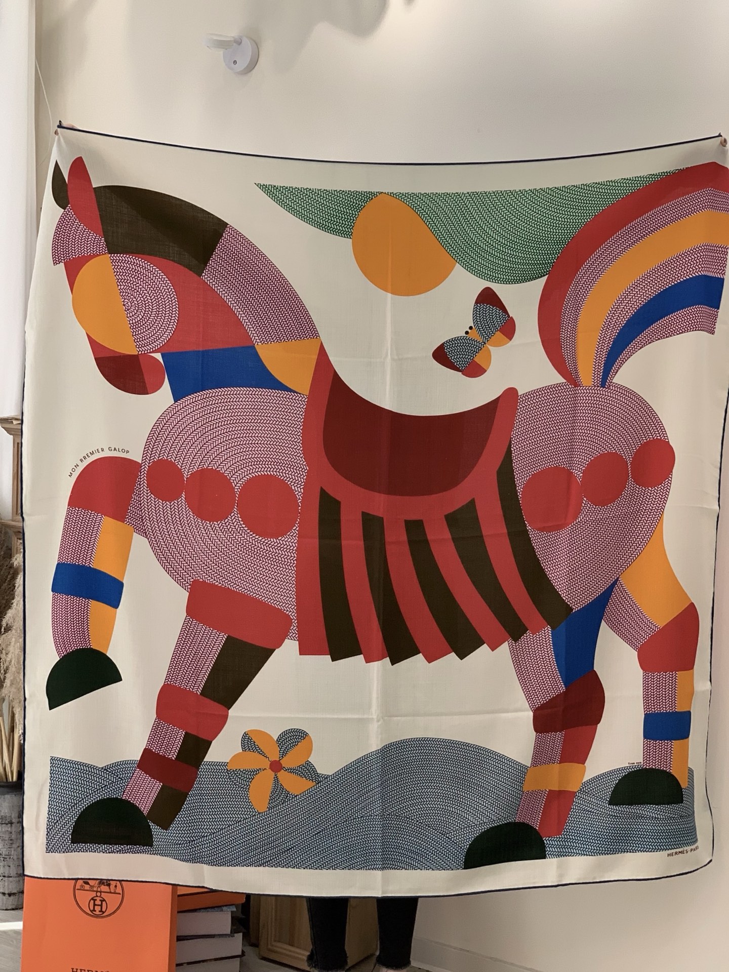 新款爱马仕小马跳跃，140*140cm，双面同色印花，高端的重磅丝羊绒面料，正反两面效果一样，70%羊绒