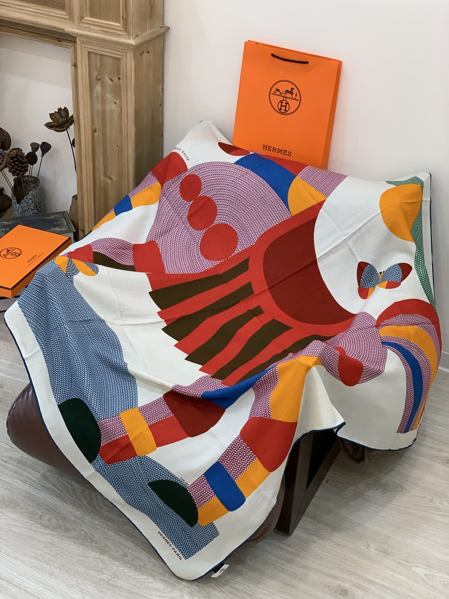 新款爱马仕小马跳跃，140*140cm，双面同色印花，高端的重磅丝羊绒面料，正反两面效果一样，70%羊绒