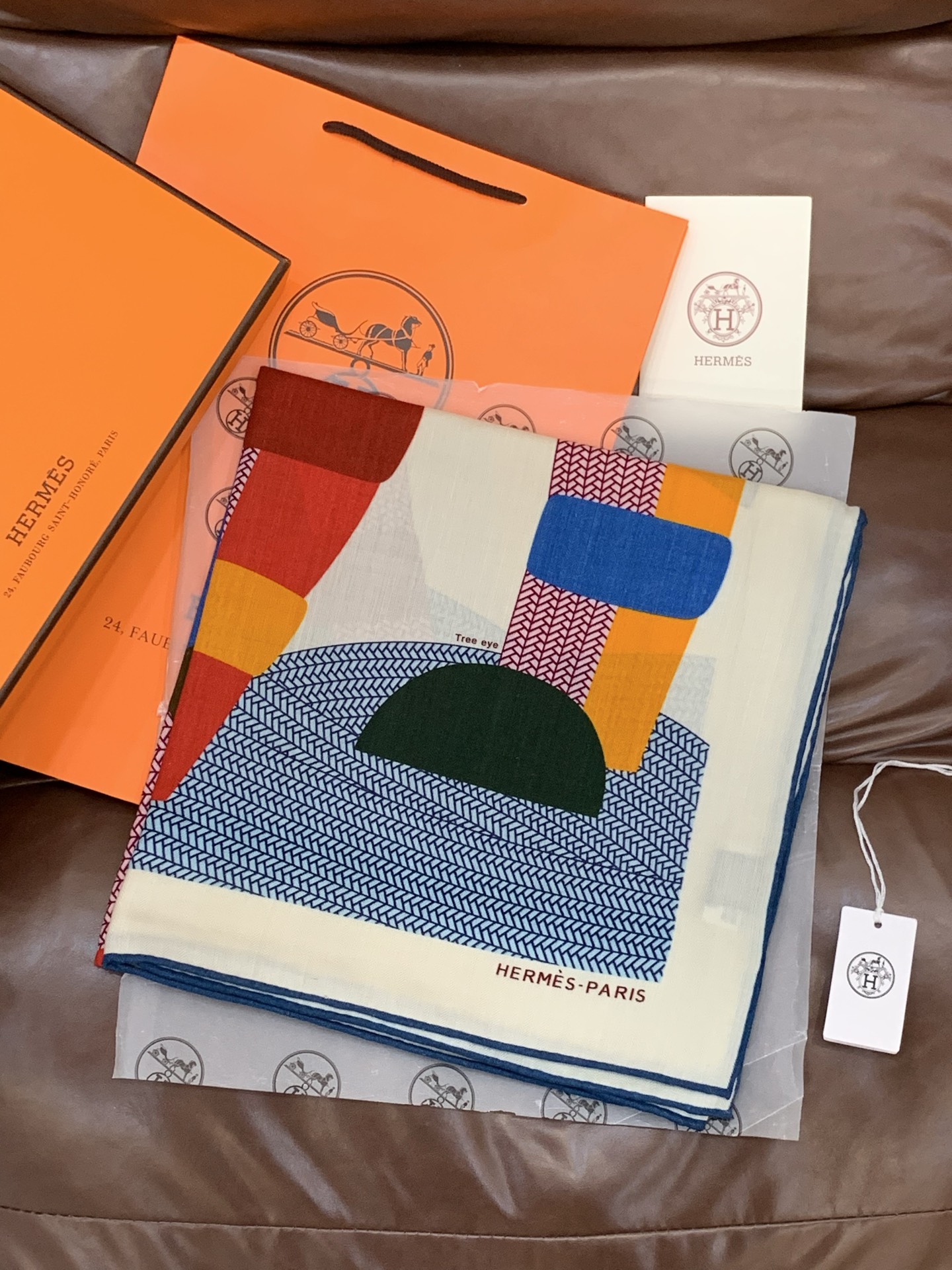 新款爱马仕小马跳跃，140*140cm，双面同色印花，高端的重磅丝羊绒面料，正反两面效果一样，70%羊绒