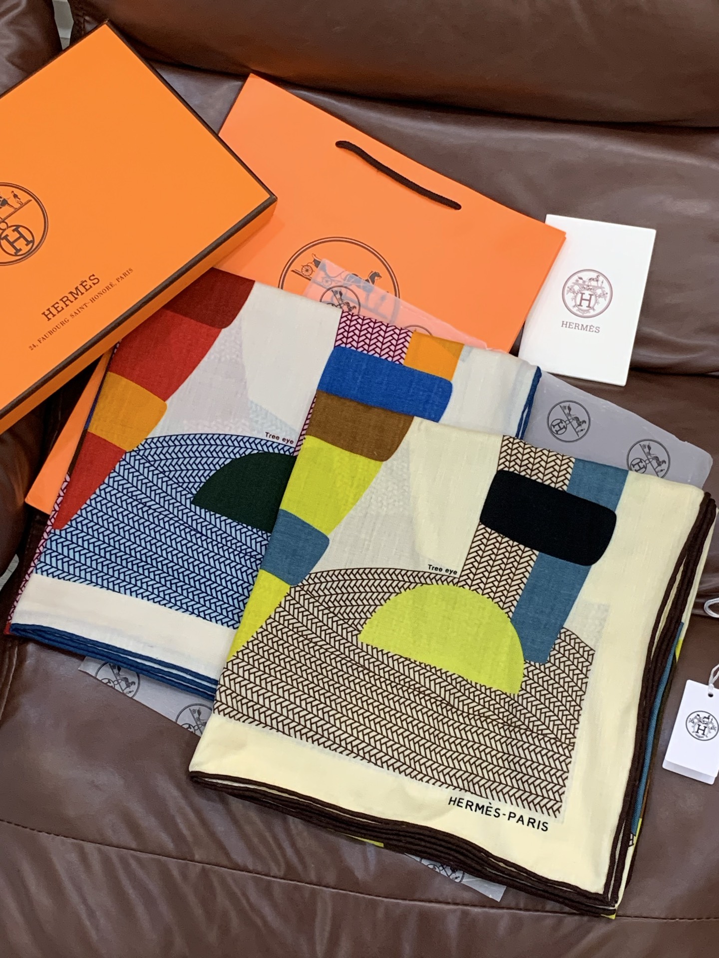 新款爱马仕小马跳跃，140*140cm，双面同色印花，高端的重磅丝羊绒面料，正反两面效果一样，70%羊绒