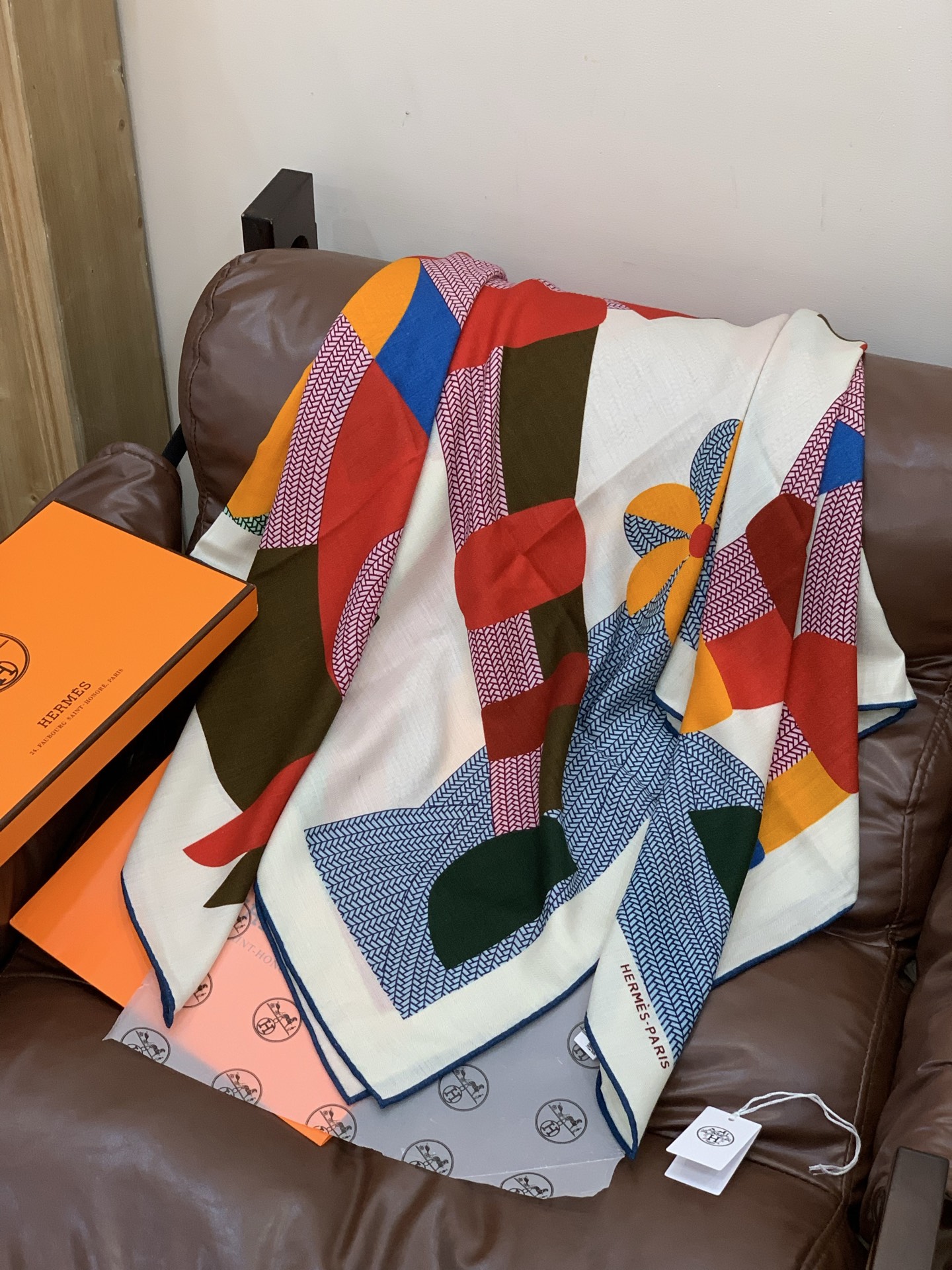 新款爱马仕小马跳跃，140*140cm，双面同色印花，高端的重磅丝羊绒面料，正反两面效果一样，70%羊绒