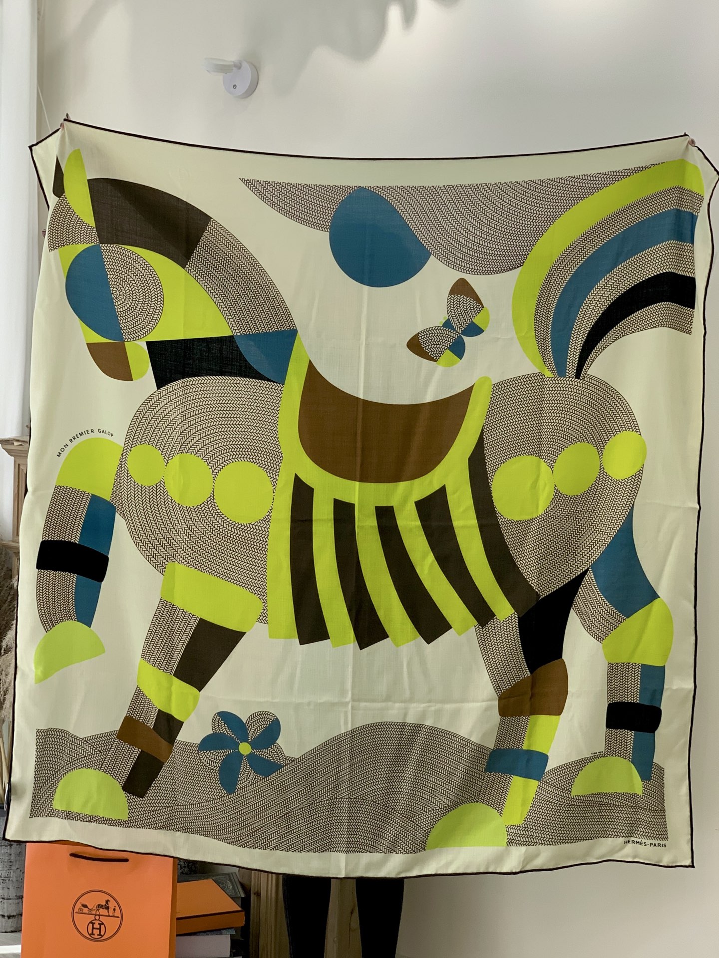 新款爱马仕小马跳跃，140*140cm，双面同色印花，高端的重磅丝羊绒面料，正反两面效果一样，70%羊绒