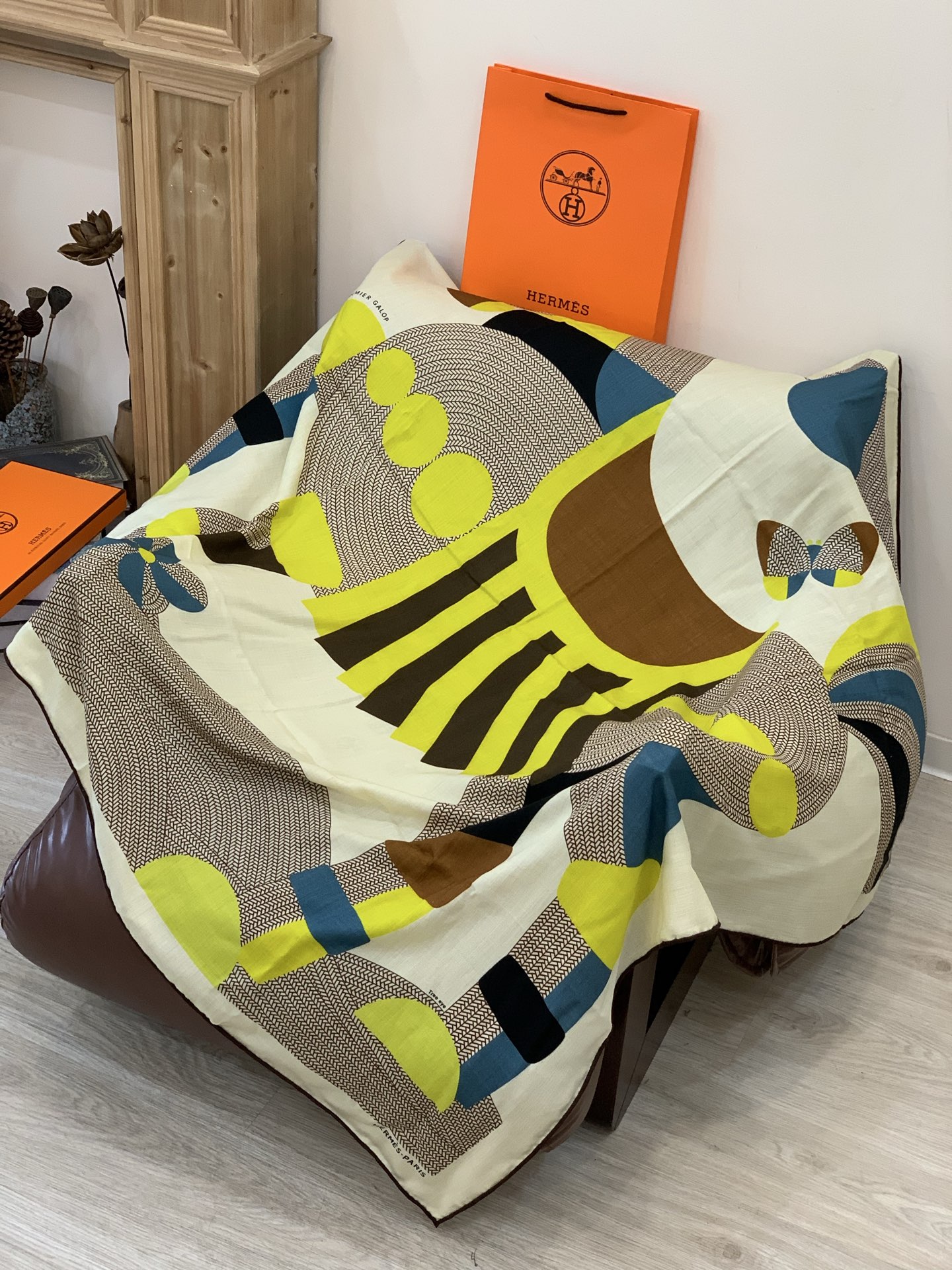 新款爱马仕小马跳跃，140*140cm，双面同色印花，高端的重磅丝羊绒面料，正反两面效果一样，70%羊绒