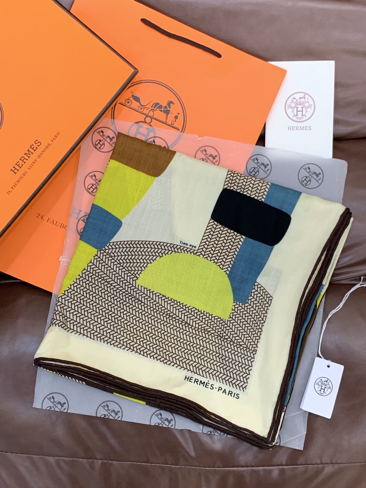 新款爱马仕小马跳跃，140*140cm，双面同色印花，高端的重磅丝羊绒面料，正反两面效果一样，70%羊绒