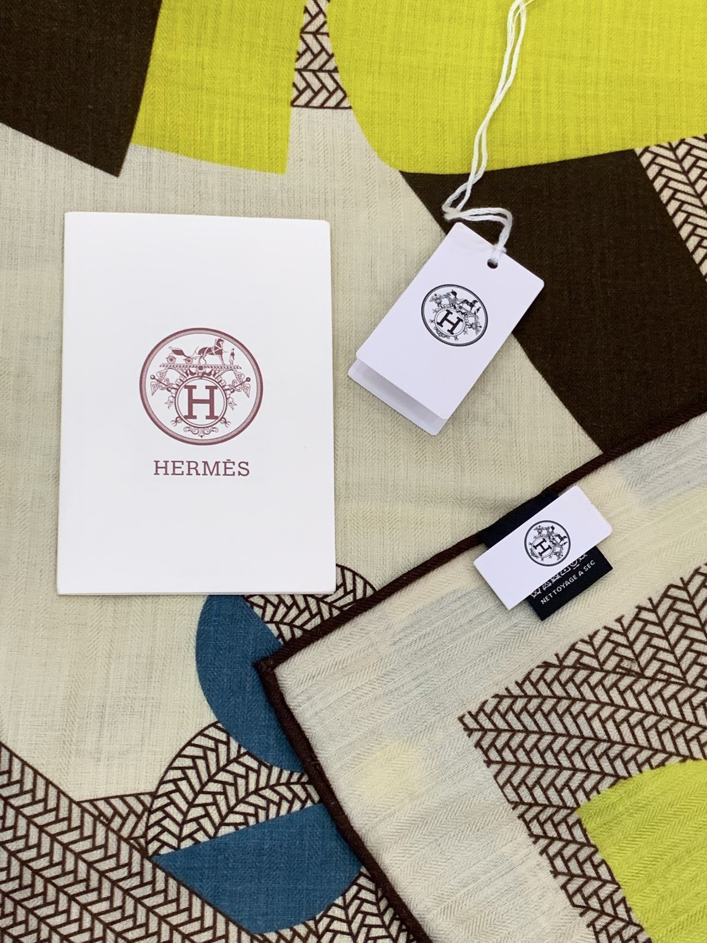 新款爱马仕小马跳跃，140*140cm，双面同色印花，高端的重磅丝羊绒面料，正反两面效果一样，70%羊绒