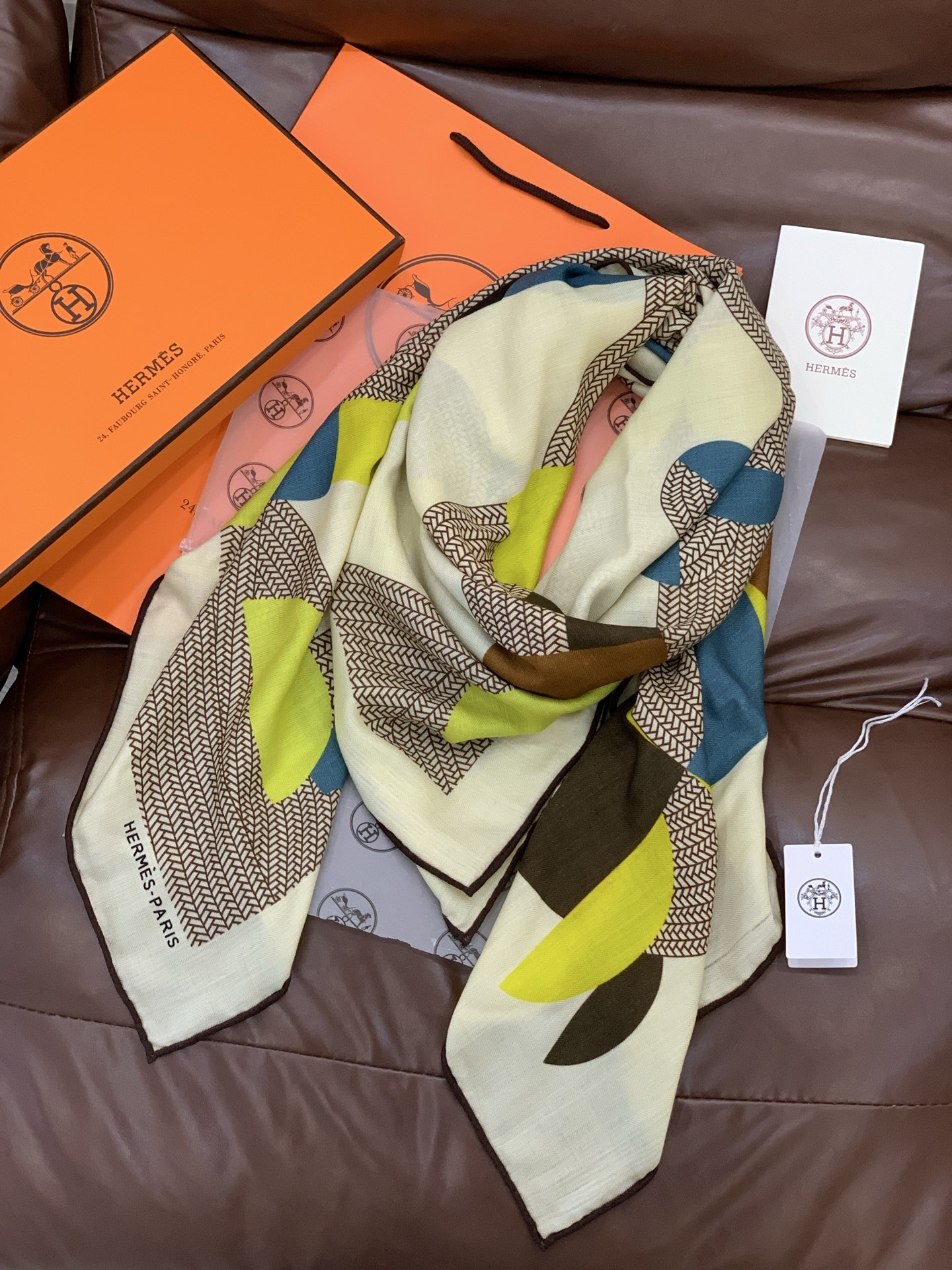 新款爱马仕小马跳跃，140*140cm，双面同色印花，高端的重磅丝羊绒面料，正反两面效果一样，70%羊绒