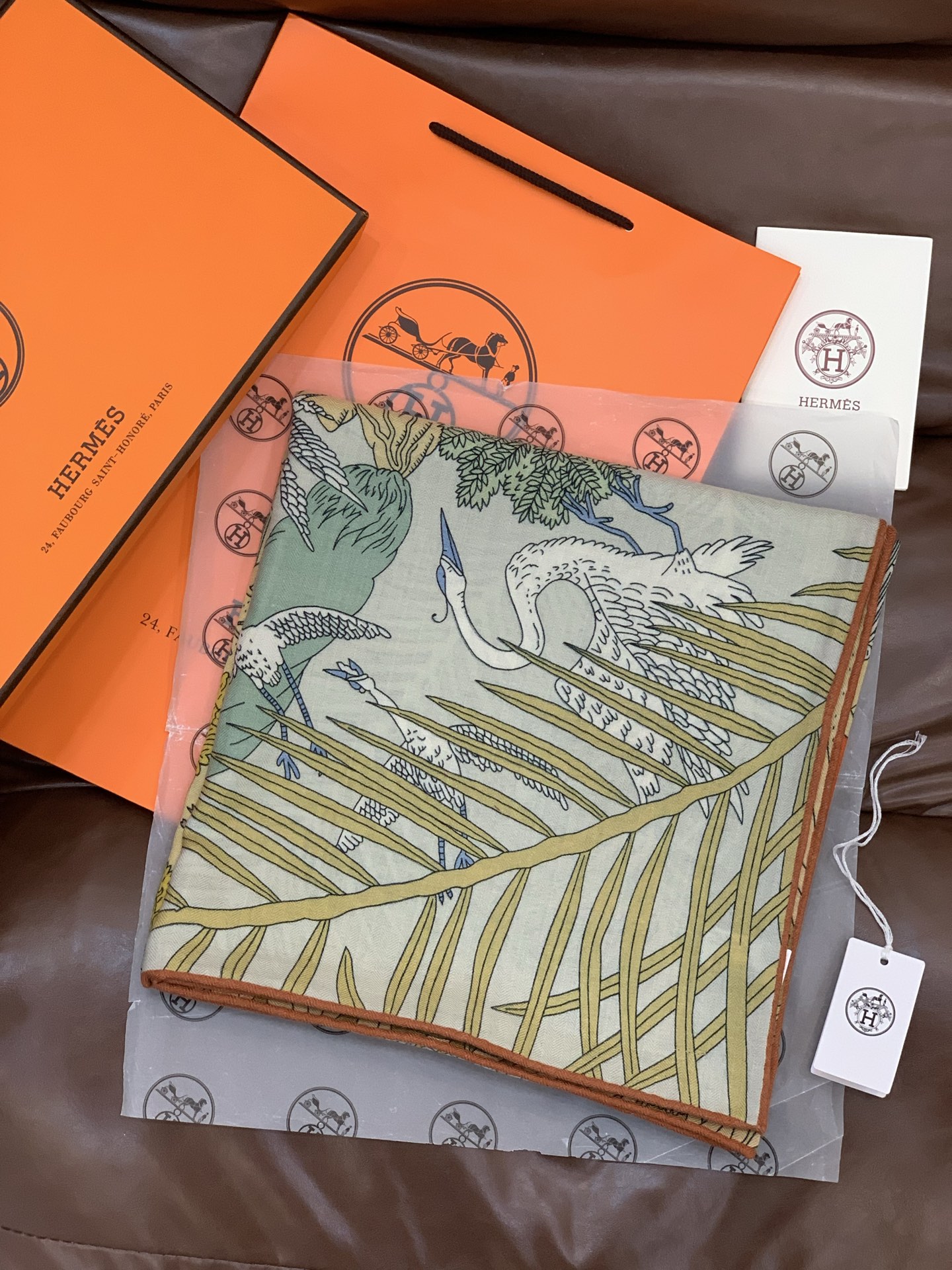 爱马仕～秋冬搭配利器❗️顶级双面同色真丝羊绒披肩！！1条等于2条】点睛精彩，图案和配色都超级喜欢，又一款