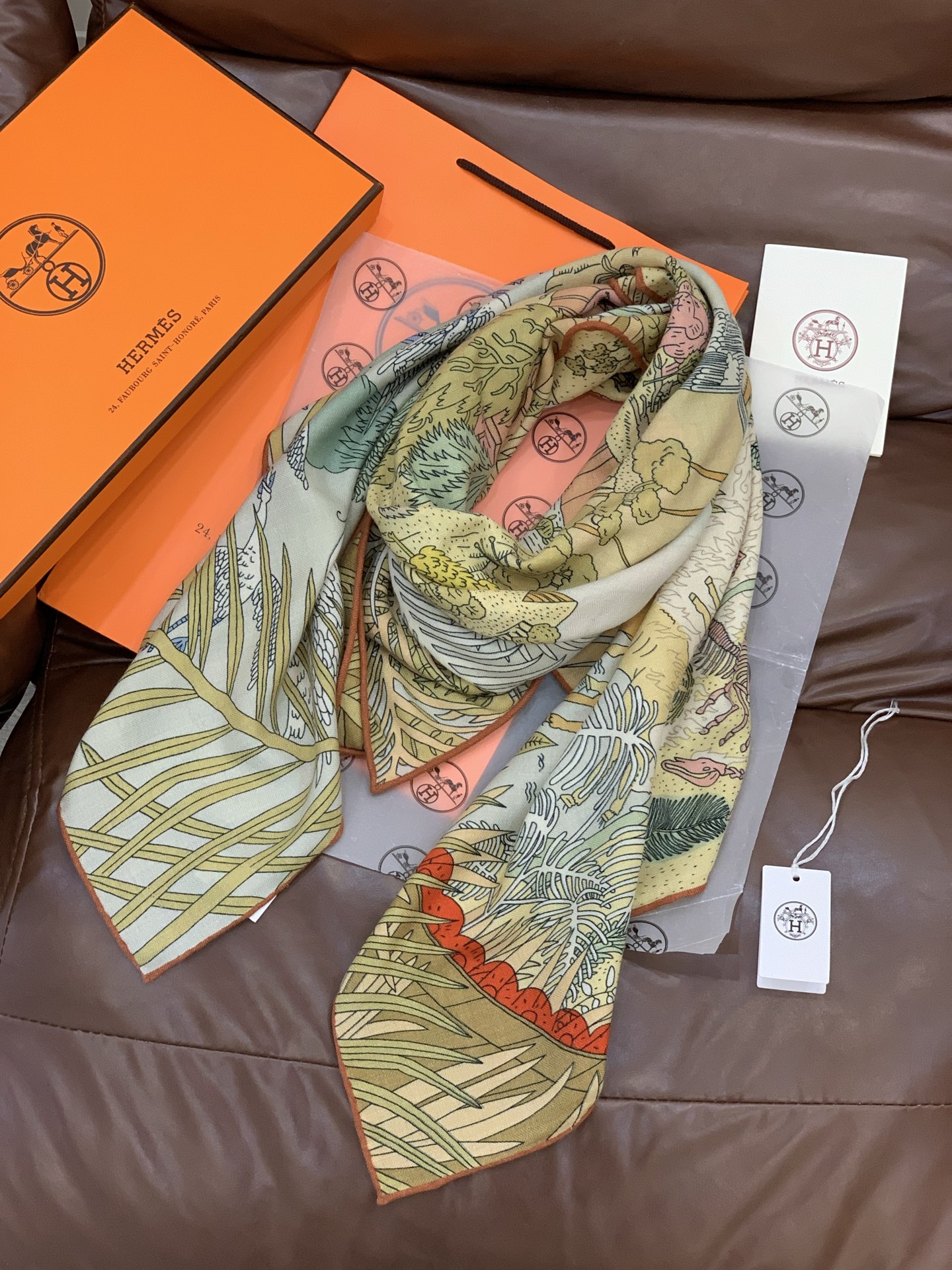 爱马仕～秋冬搭配利器❗️顶级双面同色真丝羊绒披肩！！1条等于2条】点睛精彩，图案和配色都超级喜欢，又一款