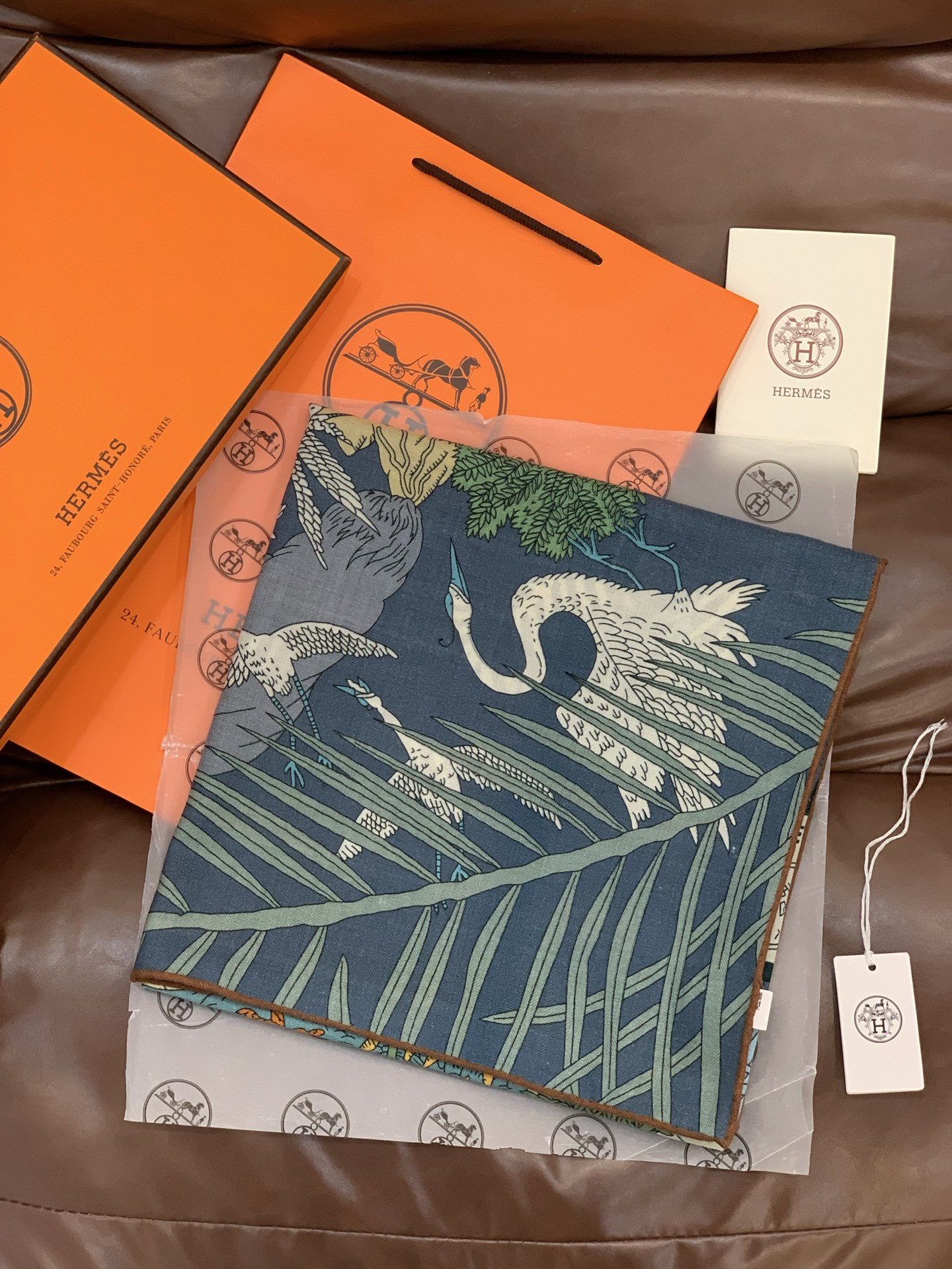 爱马仕～秋冬搭配利器❗️顶级双面同色真丝羊绒披肩！！1条等于2条】点睛精彩，图案和配色都超级喜欢，又一款