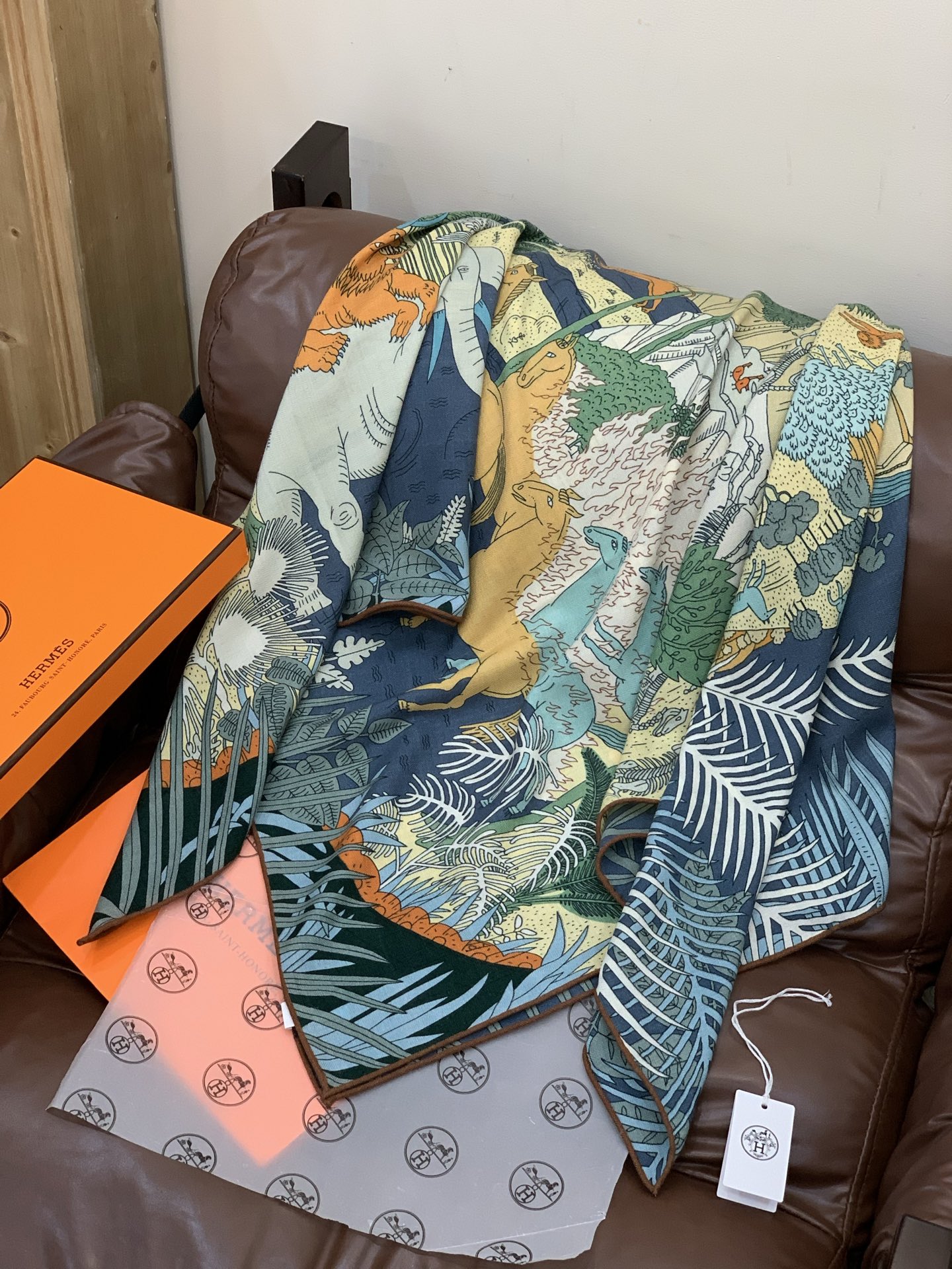 爱马仕～秋冬搭配利器❗️顶级双面同色真丝羊绒披肩！！1条等于2条】点睛精彩，图案和配色都超级喜欢，又一款