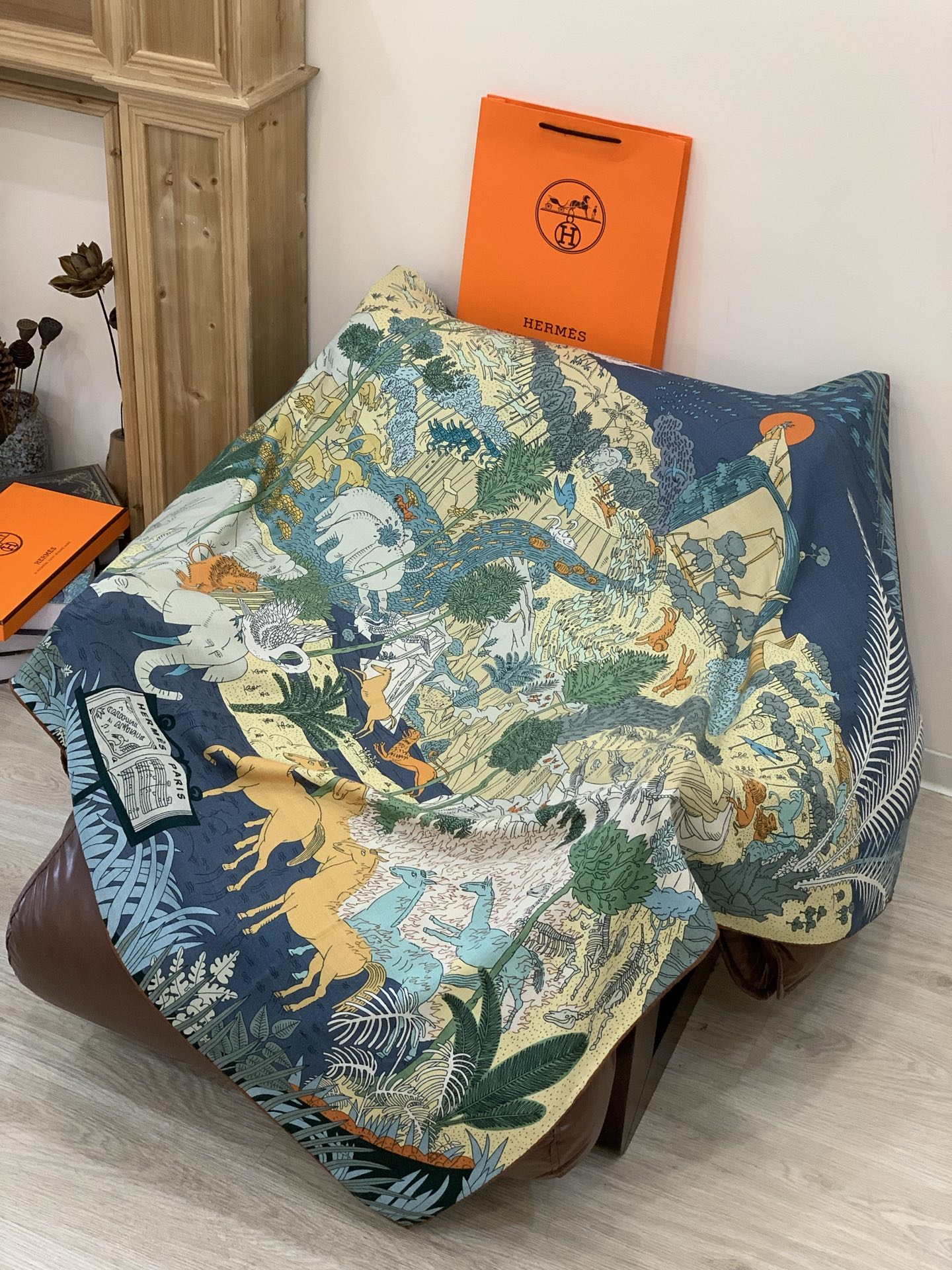 爱马仕～秋冬搭配利器❗️顶级双面同色真丝羊绒披肩！！1条等于2条】点睛精彩，图案和配色都超级喜欢，又一款