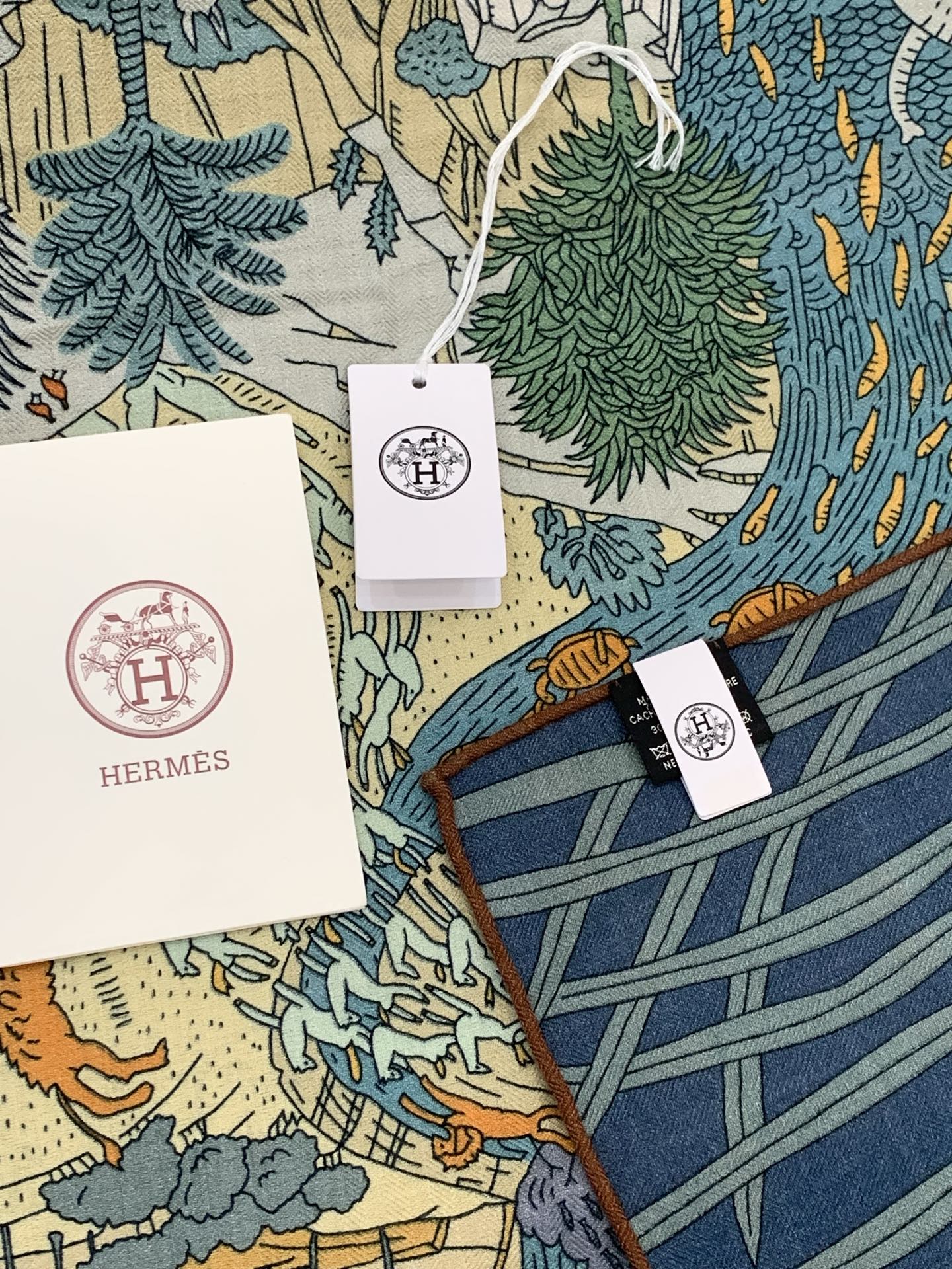 爱马仕～秋冬搭配利器❗️顶级双面同色真丝羊绒披肩！！1条等于2条】点睛精彩，图案和配色都超级喜欢，又一款