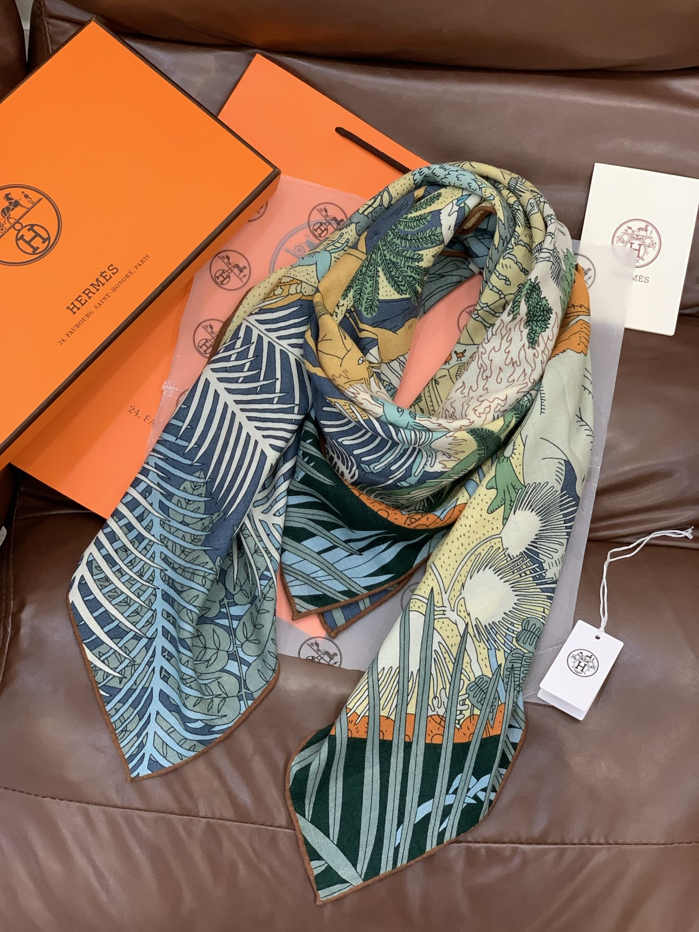 爱马仕～秋冬搭配利器❗️顶级双面同色真丝羊绒披肩！！1条等于2条】点睛精彩，图案和配色都超级喜欢，又一款