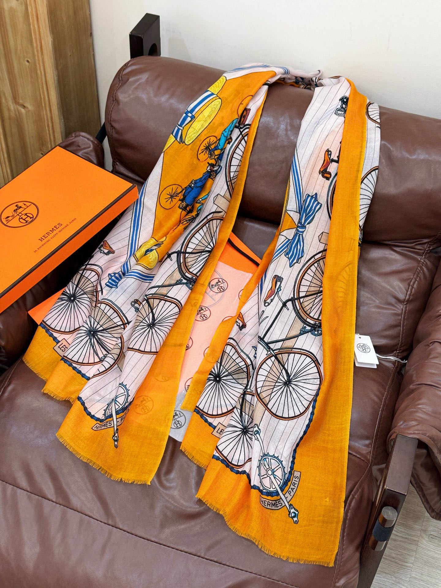 羊绒新款 🆕🆕🌈💫速度‼️下手一定要快‼️H家新款【自行车长巾】，高端 大爱 货极少 现在用极好‼️真心