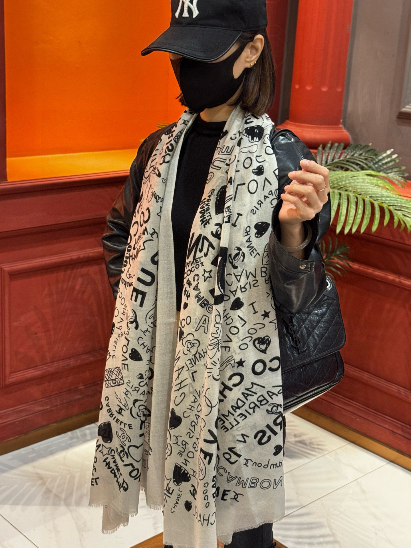 💟2025年秋冬新款 💟CHANEL香奈儿经典元素设计优雅大方，绕在颈间超级完美💋💋简直人间的尤物😍 专