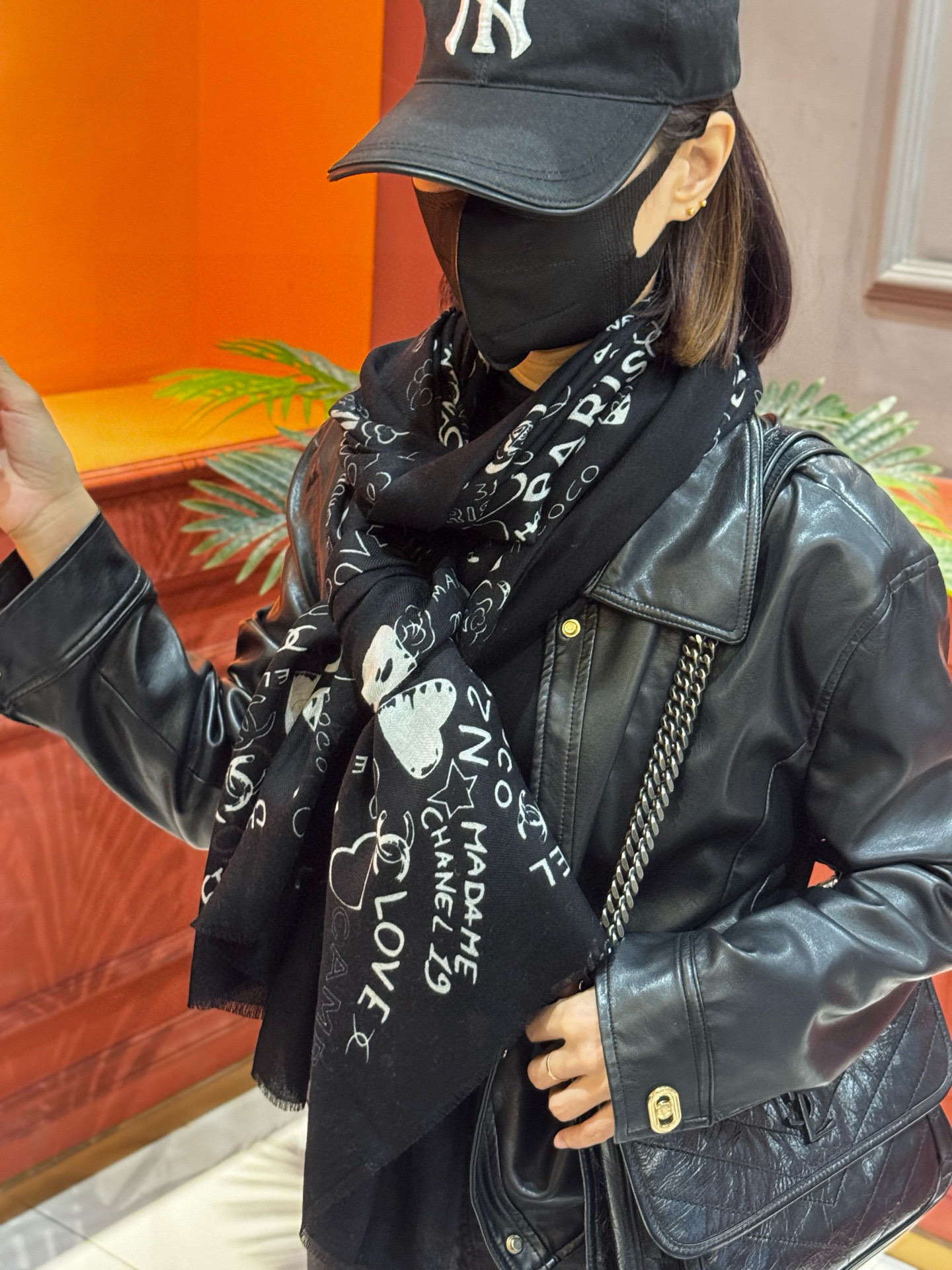 💟2025年秋冬新款 💟CHANEL香奈儿经典元素设计优雅大方，绕在颈间超级完美💋💋简直人间的尤物😍 专