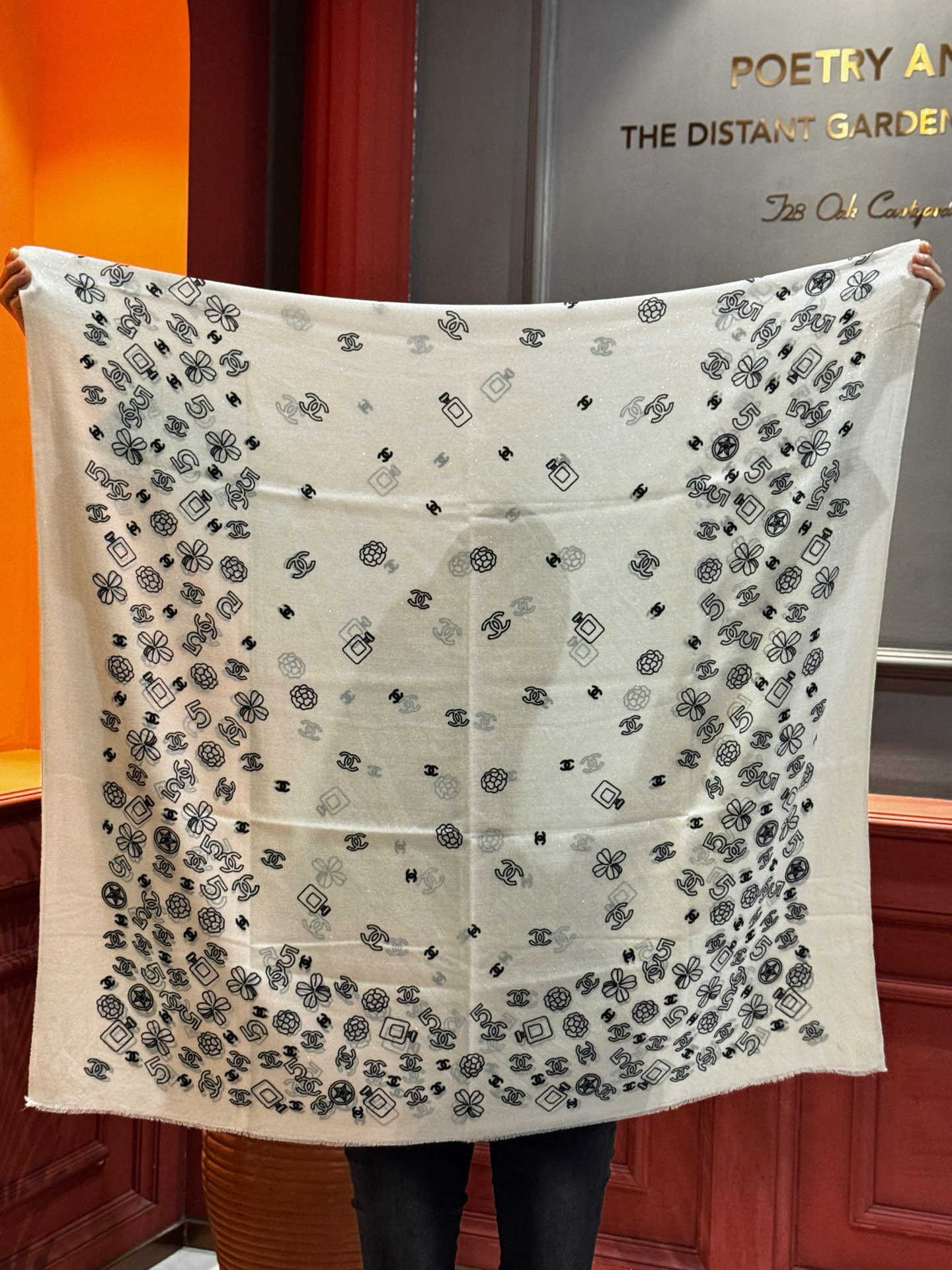 会发光发亮的围巾 💟CHANEL香奈儿经典元素设计优雅大方，绕在颈间超级完美💋💋简直人间的尤物😍 专柜品