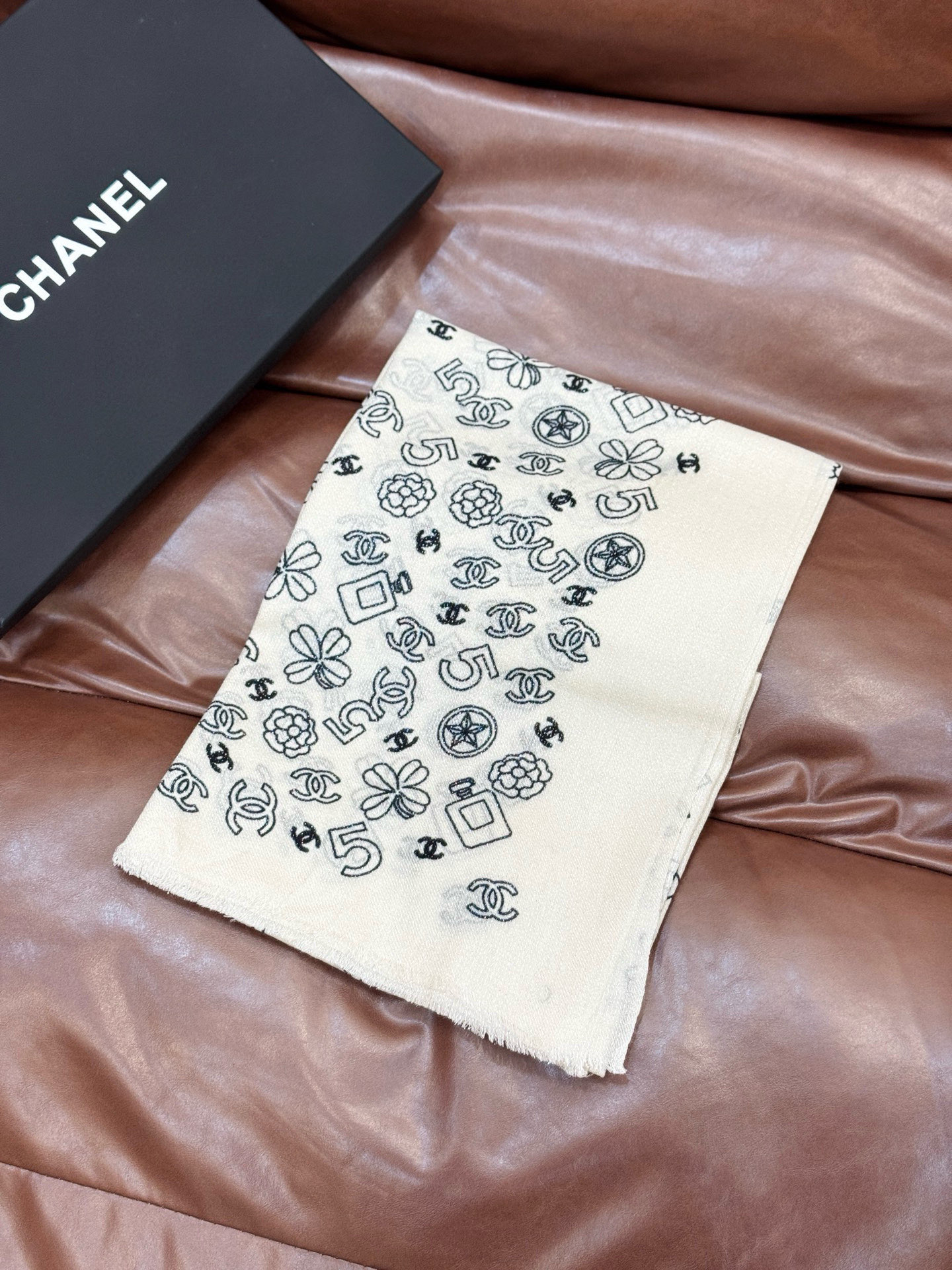 会发光发亮的围巾 💟CHANEL香奈儿经典元素设计优雅大方，绕在颈间超级完美💋💋简直人间的尤物😍 专柜品