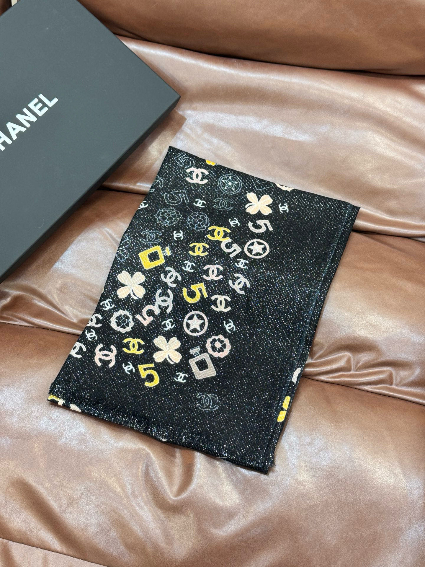 会发光发亮的围巾 💟CHANEL香奈儿经典元素设计优雅大方，绕在颈间超级完美💋💋简直人间的尤物😍 专柜品