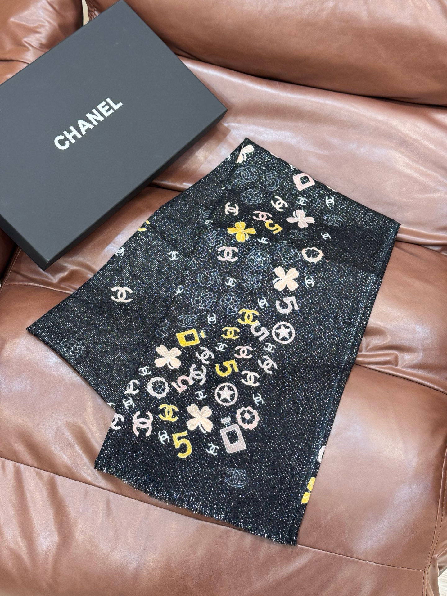 会发光发亮的围巾 💟CHANEL香奈儿经典元素设计优雅大方，绕在颈间超级完美💋💋简直人间的尤物😍 专柜品