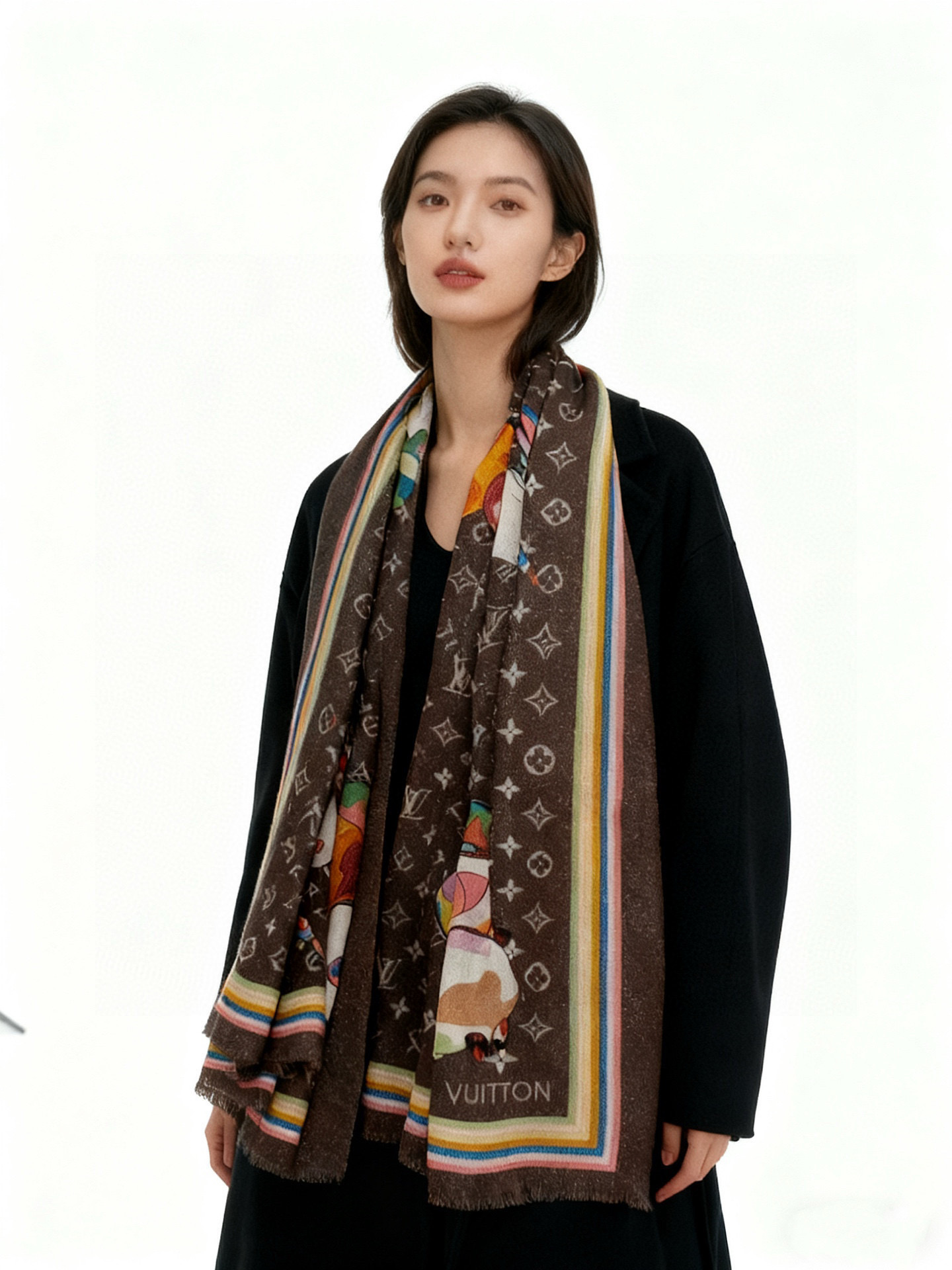 会发光发亮的围巾LV x TM Monogram SuPerflat Characters 丝绒方巾出自