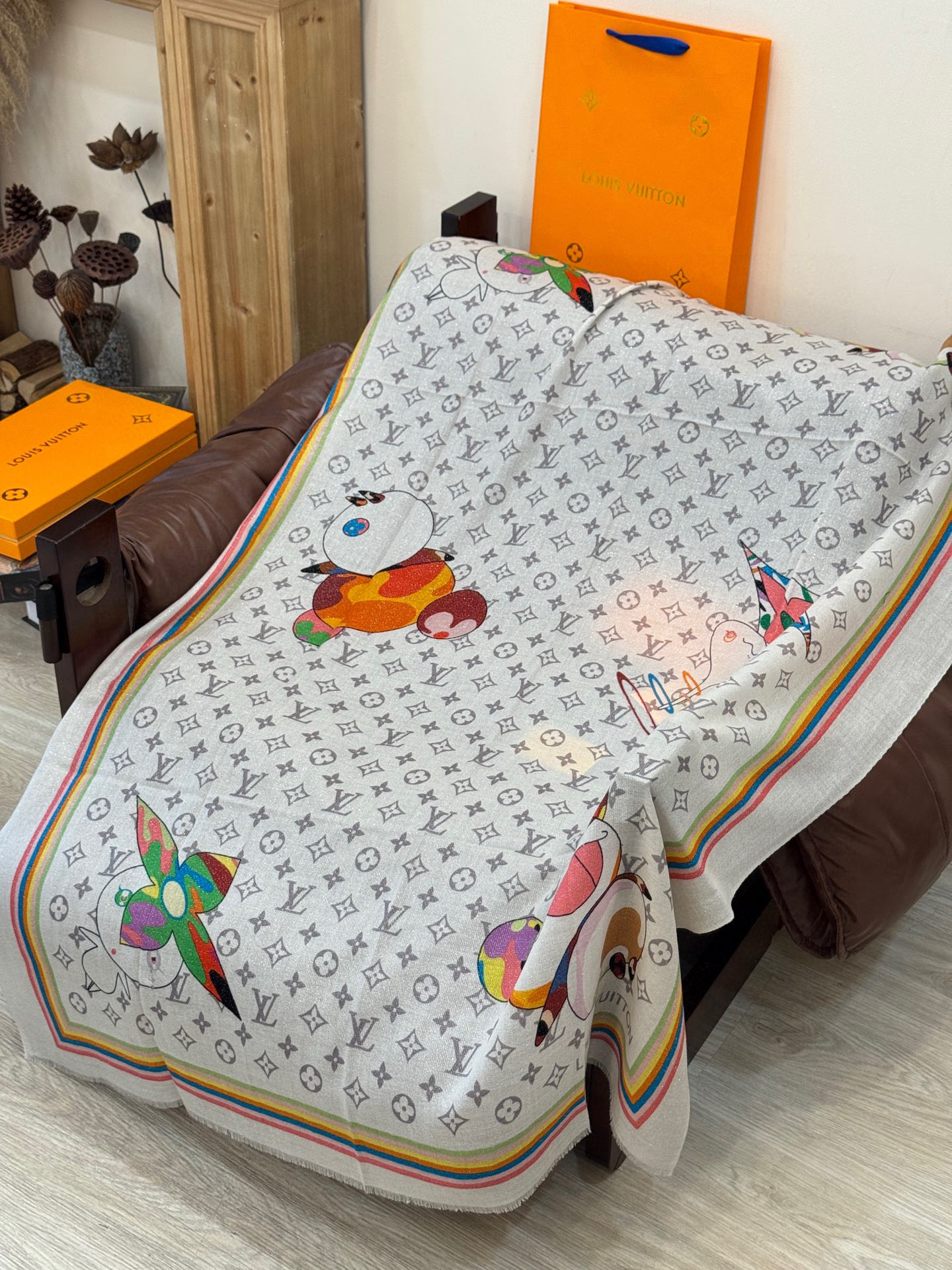 会发光发亮的围巾LV x TM Monogram SuPerflat Characters 丝绒方巾出自