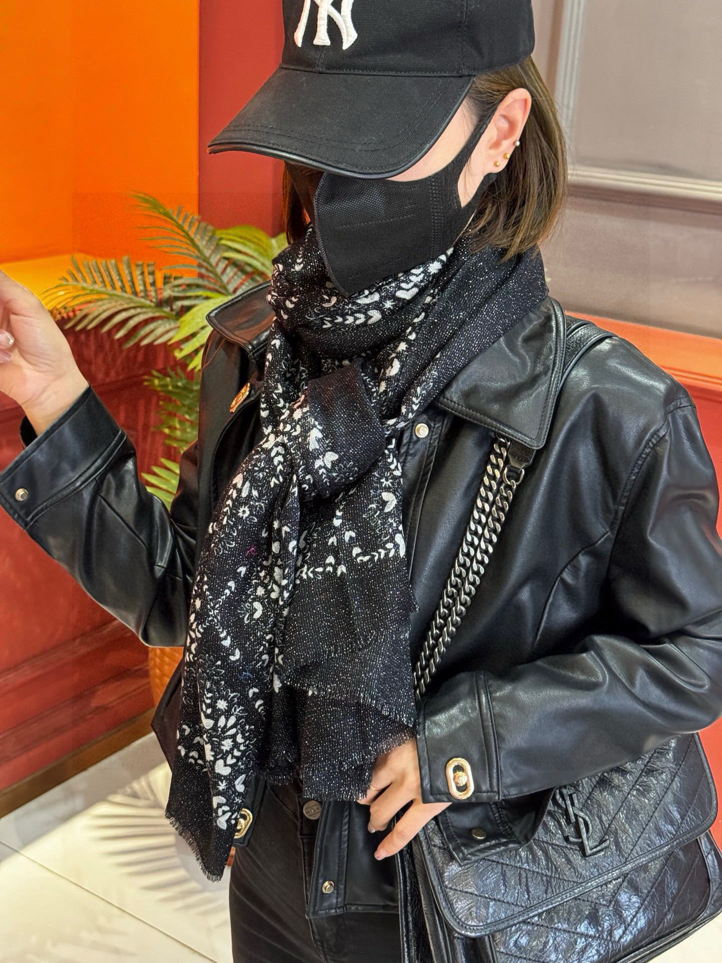 会发光发亮的围巾💟香奶奶专柜上新客供羊绒长巾👑👑 卖的超爆的，亮晶晶✨的银丝上身才会知道她的美，洋气、大