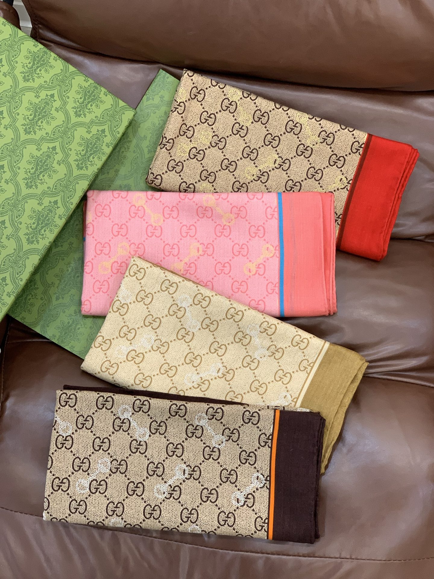 Gucci~140双面丝绒披肩马衔扣细节和GG图案以精致色调匠心呈献，意在向品牌与马术世界的深厚渊源致敬