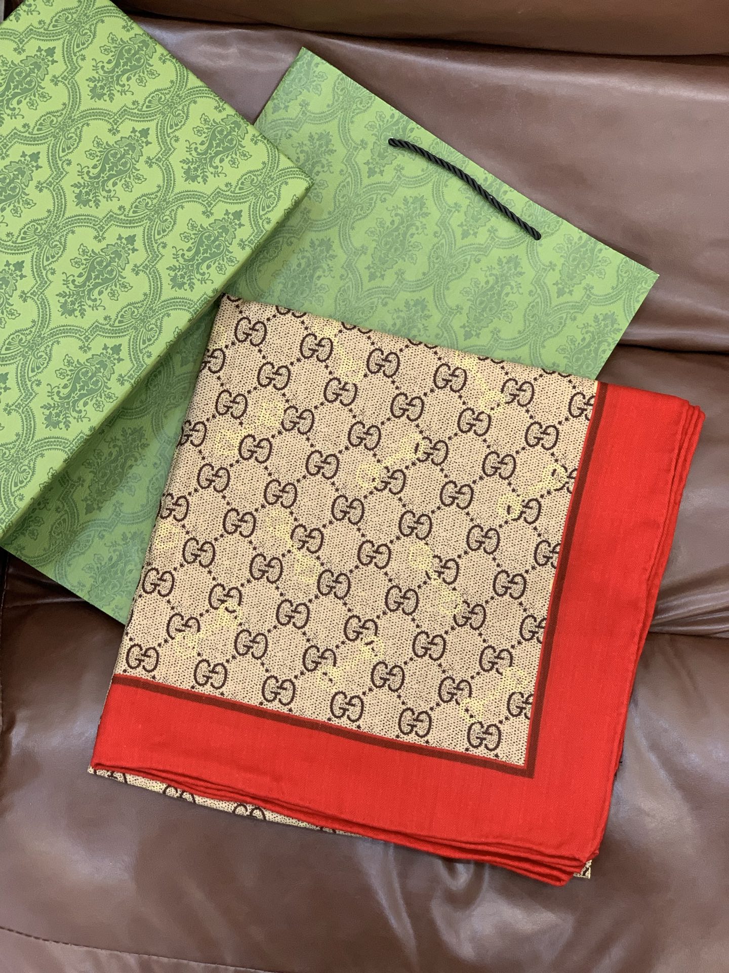 Gucci~140双面丝绒披肩马衔扣细节和GG图案以精致色调匠心呈献，意在向品牌与马术世界的深厚渊源致敬