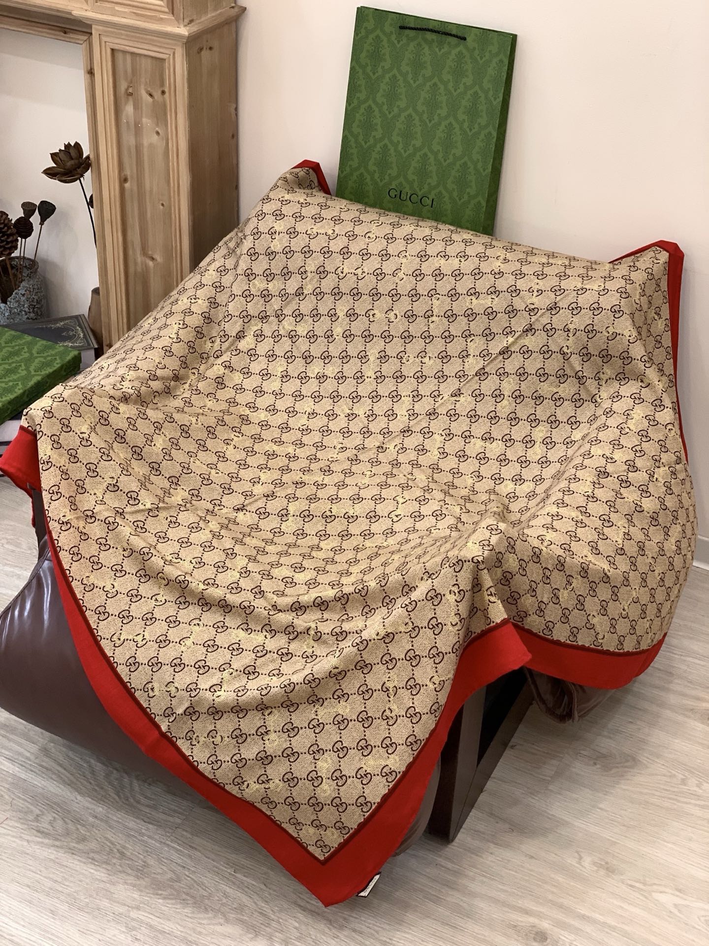 Gucci~140双面丝绒披肩马衔扣细节和GG图案以精致色调匠心呈献，意在向品牌与马术世界的深厚渊源致敬