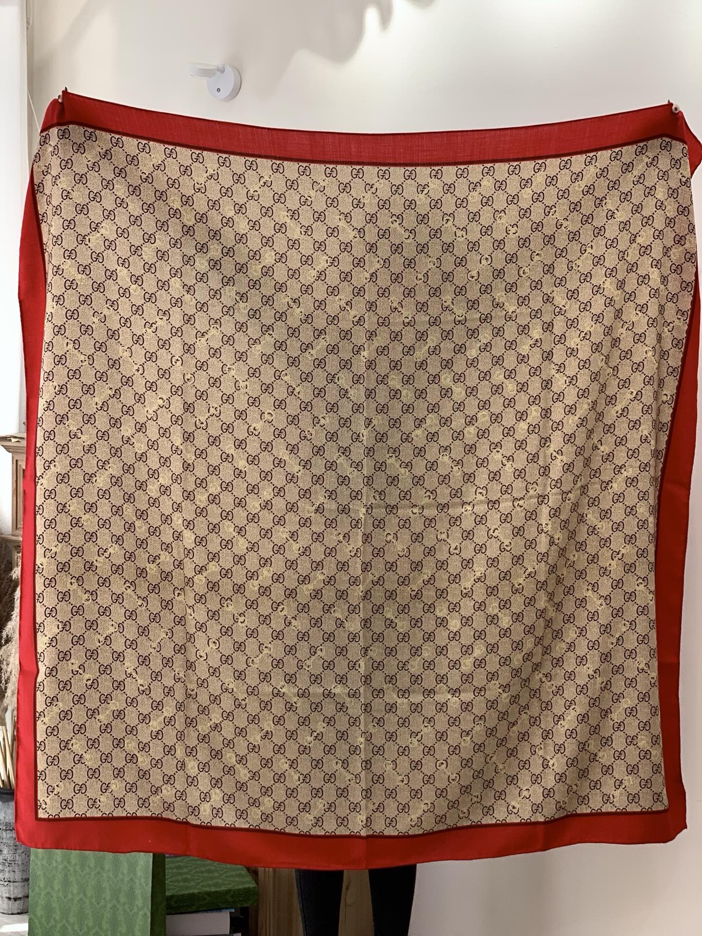 Gucci~140双面丝绒披肩马衔扣细节和GG图案以精致色调匠心呈献，意在向品牌与马术世界的深厚渊源致敬