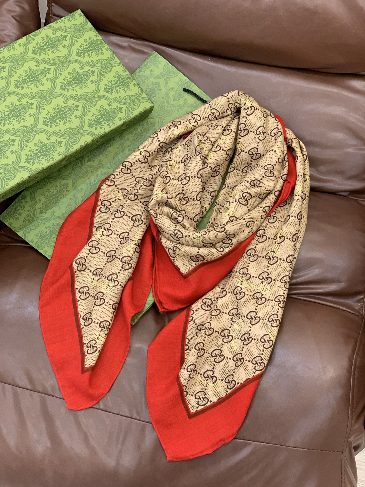 Gucci~140双面丝绒披肩马衔扣细节和GG图案以精致色调匠心呈献，意在向品牌与马术世界的深厚渊源致敬