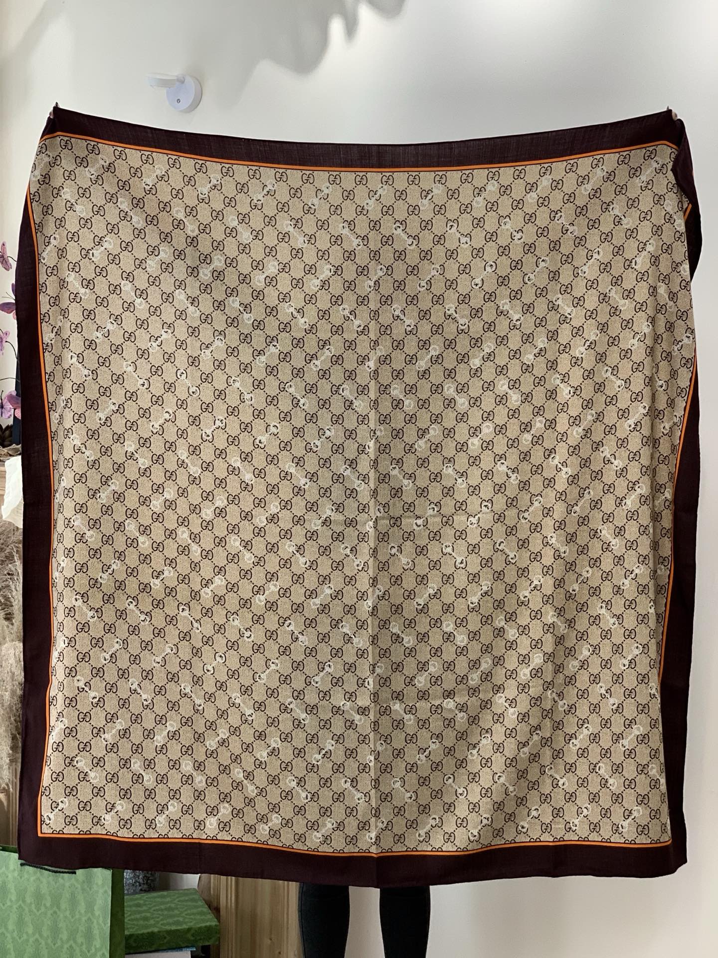 Gucci~140双面丝绒披肩马衔扣细节和GG图案以精致色调匠心呈献，意在向品牌与马术世界的深厚渊源致敬