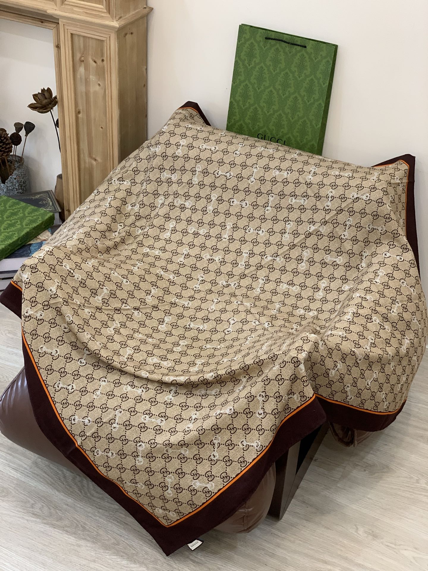 Gucci~140双面丝绒披肩马衔扣细节和GG图案以精致色调匠心呈献，意在向品牌与马术世界的深厚渊源致敬