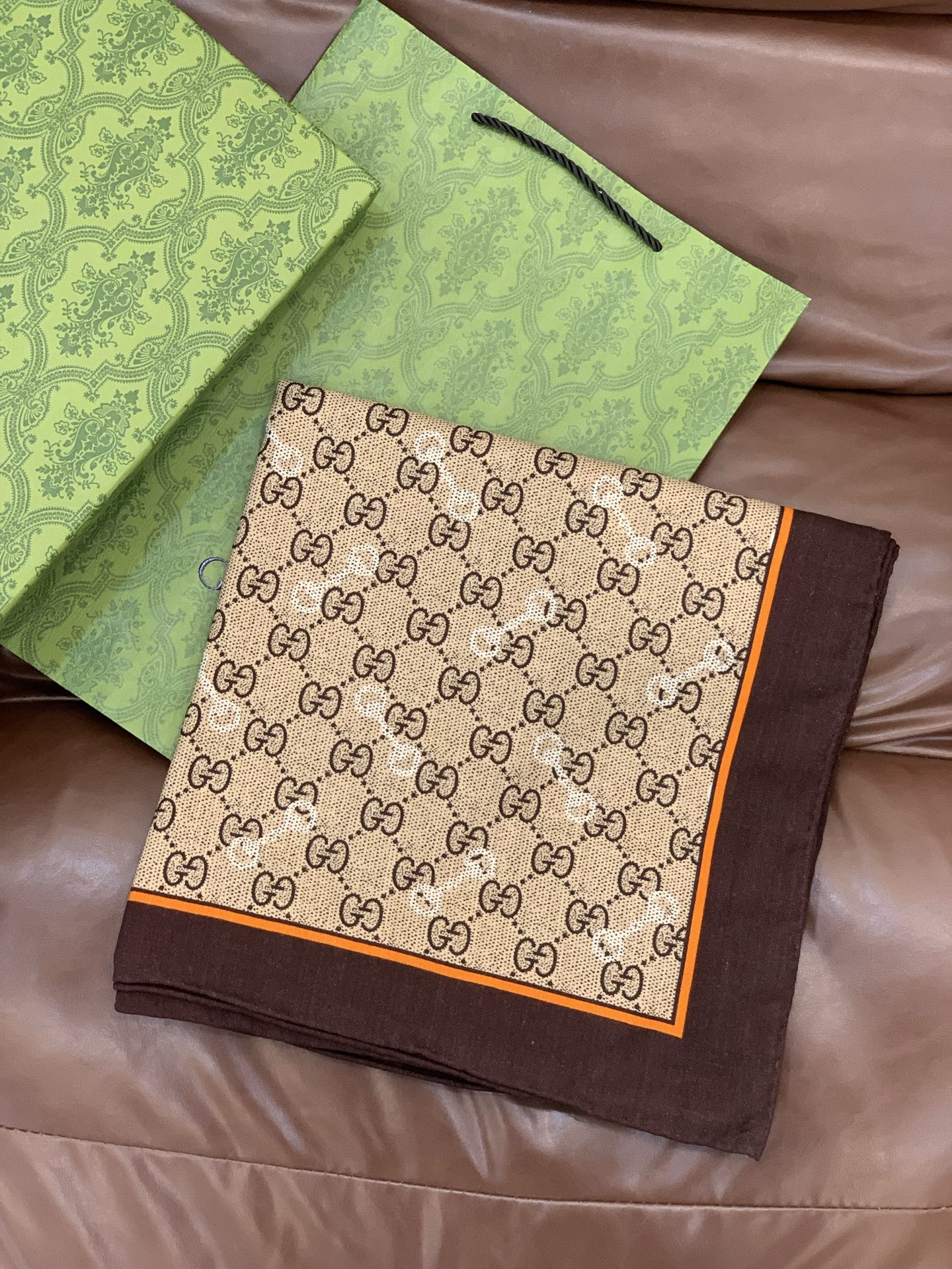 Gucci~140双面丝绒披肩马衔扣细节和GG图案以精致色调匠心呈献，意在向品牌与马术世界的深厚渊源致敬