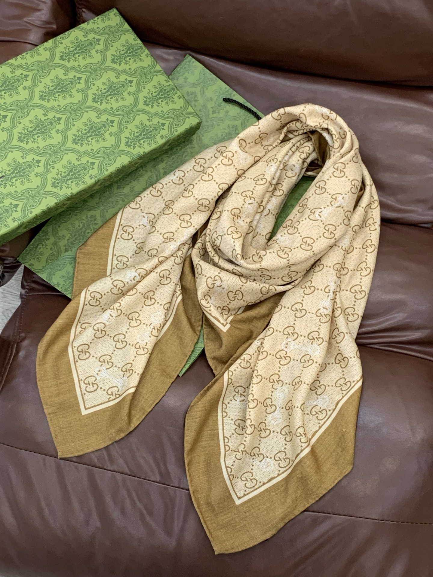 Gucci~140双面丝绒披肩马衔扣细节和GG图案以精致色调匠心呈献，意在向品牌与马术世界的深厚渊源致敬