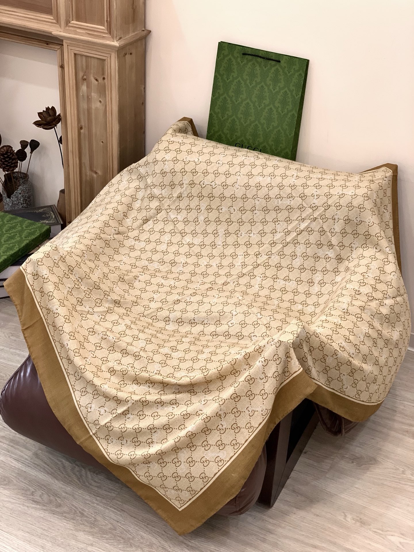 Gucci~140双面丝绒披肩马衔扣细节和GG图案以精致色调匠心呈献，意在向品牌与马术世界的深厚渊源致敬