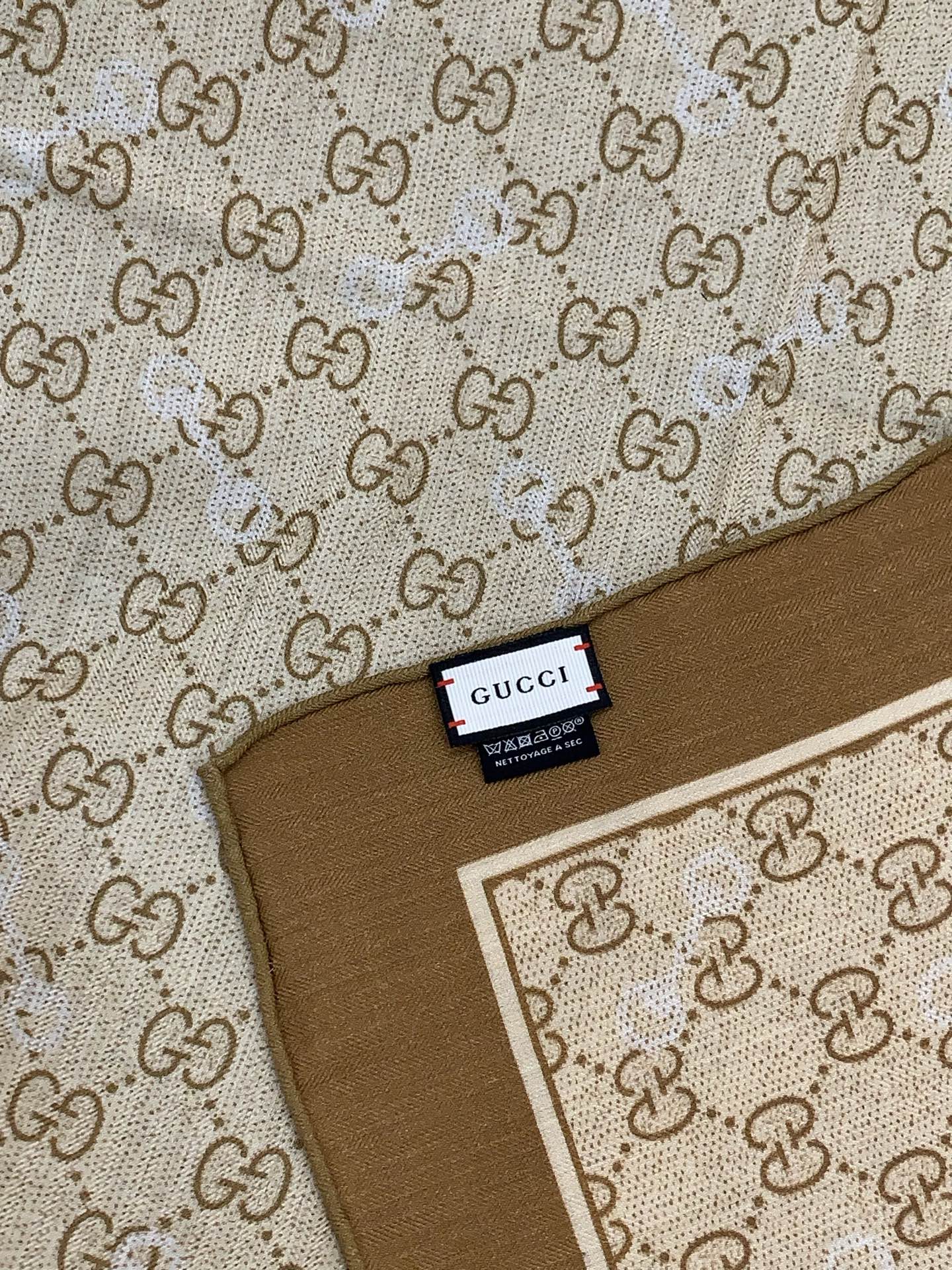 Gucci~140双面丝绒披肩马衔扣细节和GG图案以精致色调匠心呈献，意在向品牌与马术世界的深厚渊源致敬